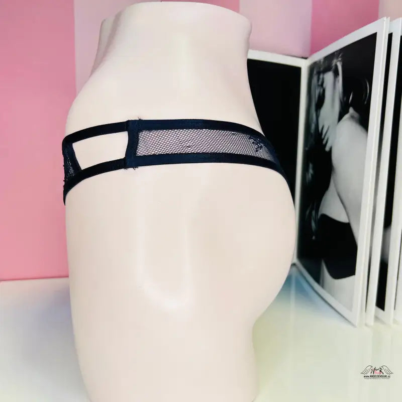 Mannequin head s černou podprsenkou a kalhotkami Victoria’s Secret celokrajková tanga s lehkou síťovinou pro vz