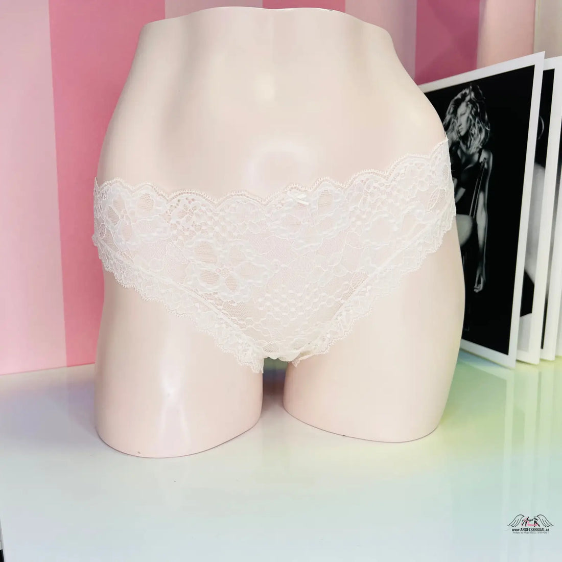 Manekýn torzo v bílé krajkové kalhotky s mašličkou, luxusní celokrajkové kalhotky