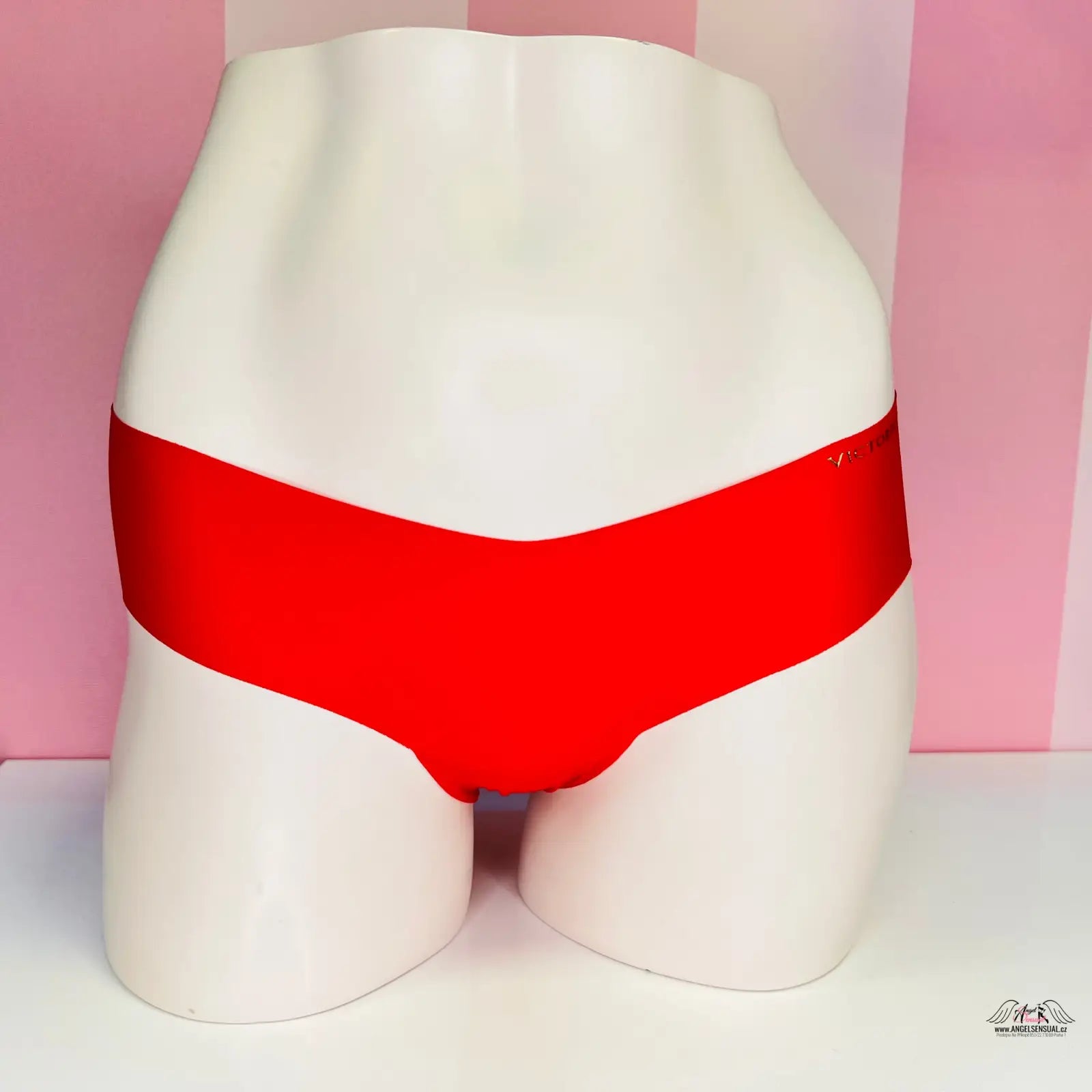 Obrázek muže v bílém s červeným bikini z kolekce spodního prádla Victoria’s Secret hladké červené kalhotky