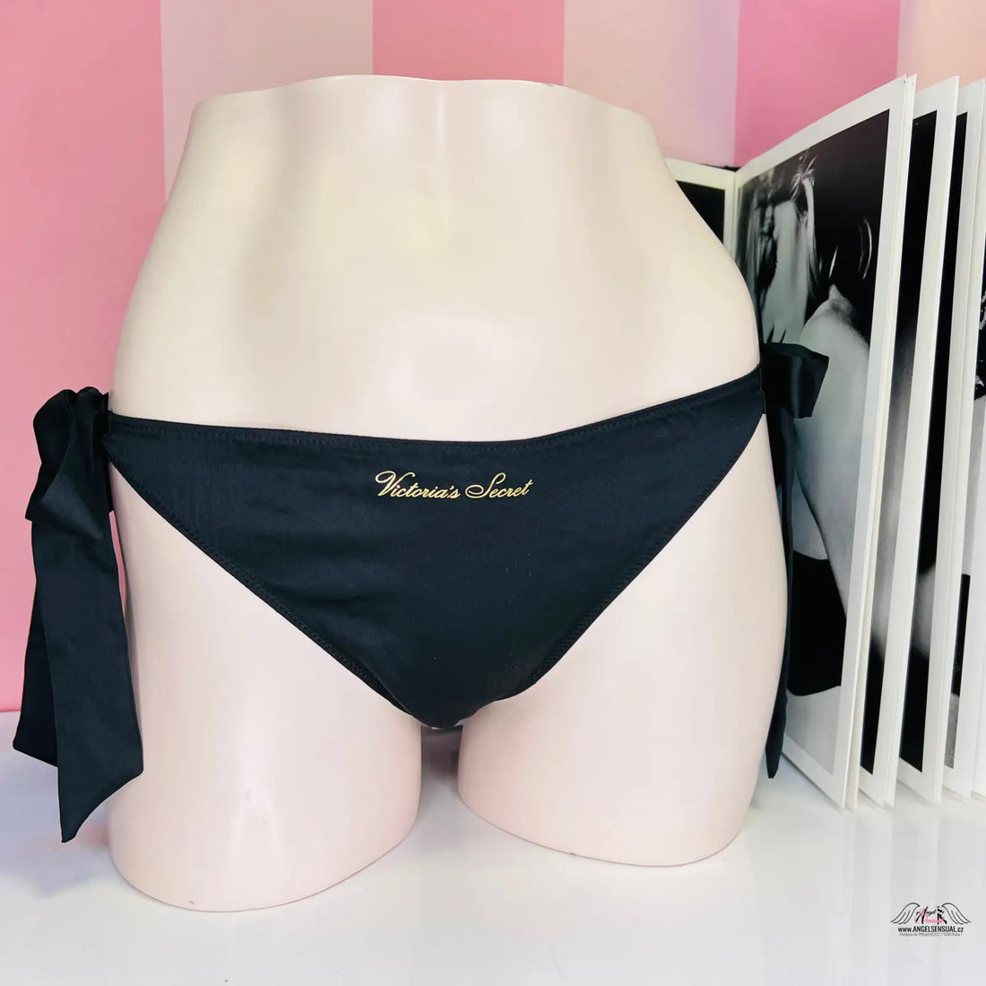 Luxusní string cheeky černou mašlí se zlatým písmem na Victoria’s Secret Bikiny