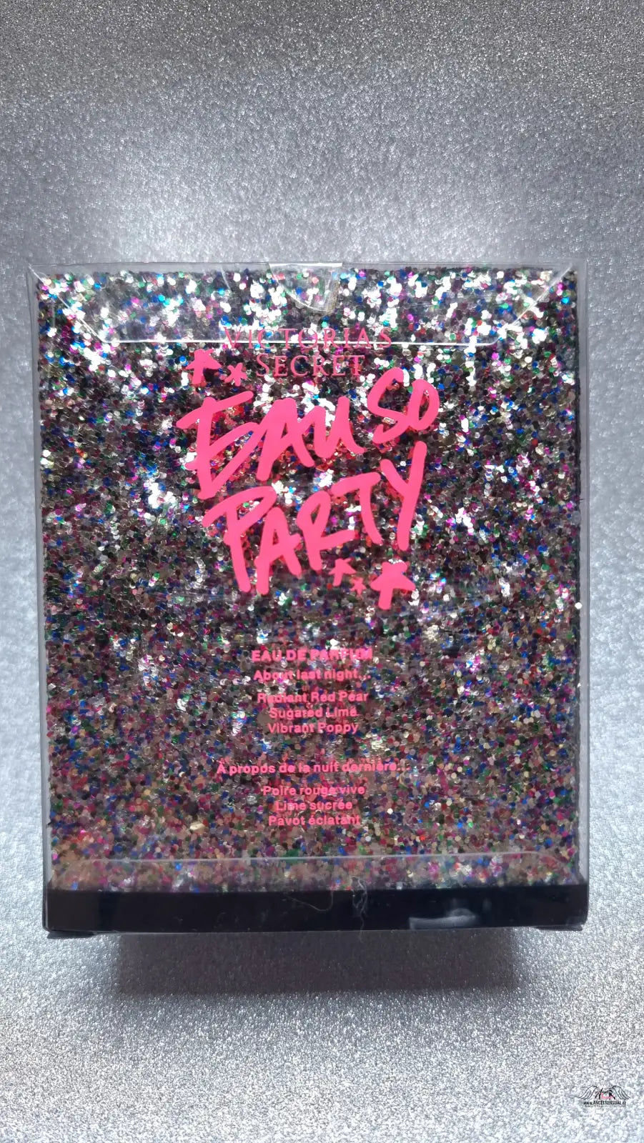 Glittery eyeshadow palette Victoria’s Secret Eau So Party, zároveň nezaměnitelná a sofistikovanou vonnou