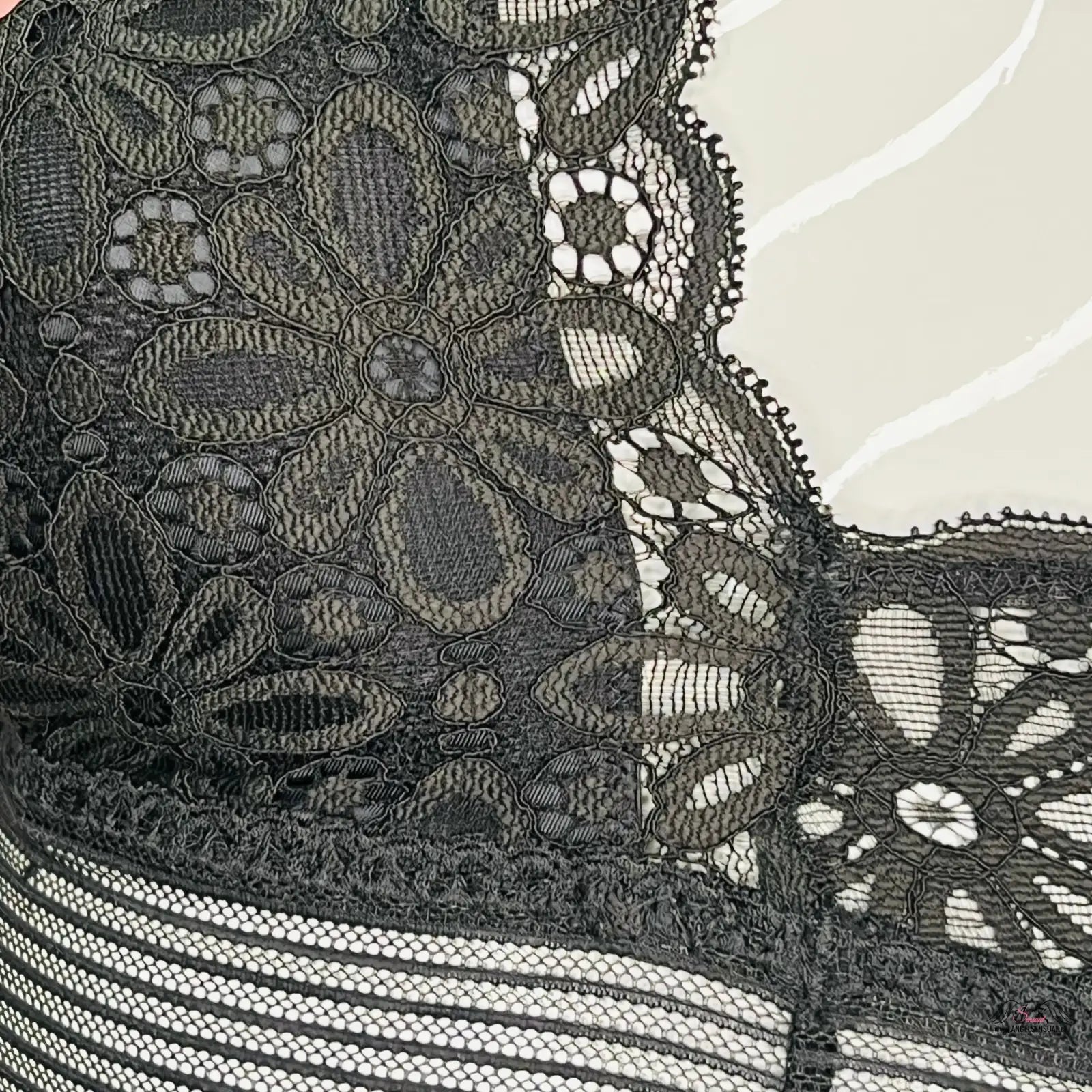 Černý krajkový top na bílém pozadí, Agent Provocateur Elegantní braletka