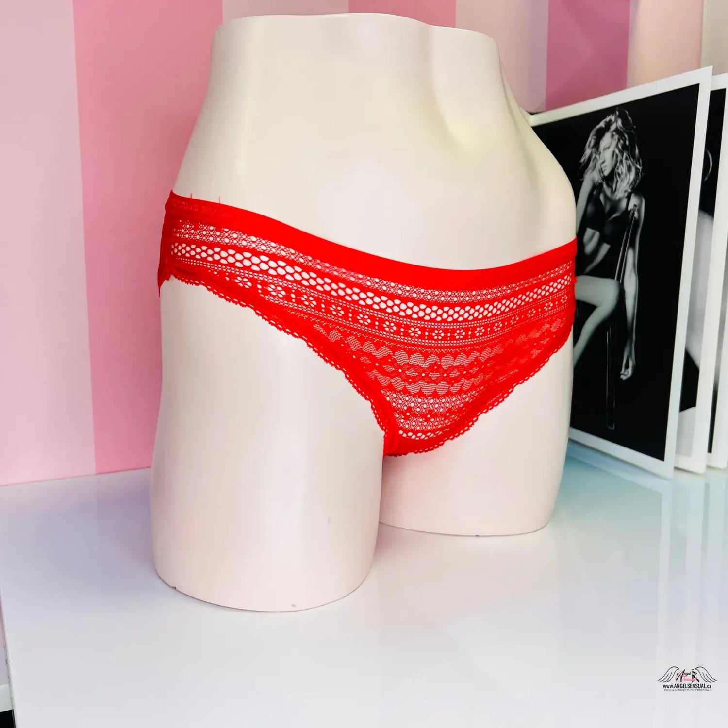 Red lace kalhotky victoria’s secret s ozdobnou gumou a nápisem victoria’s secret na mannequin