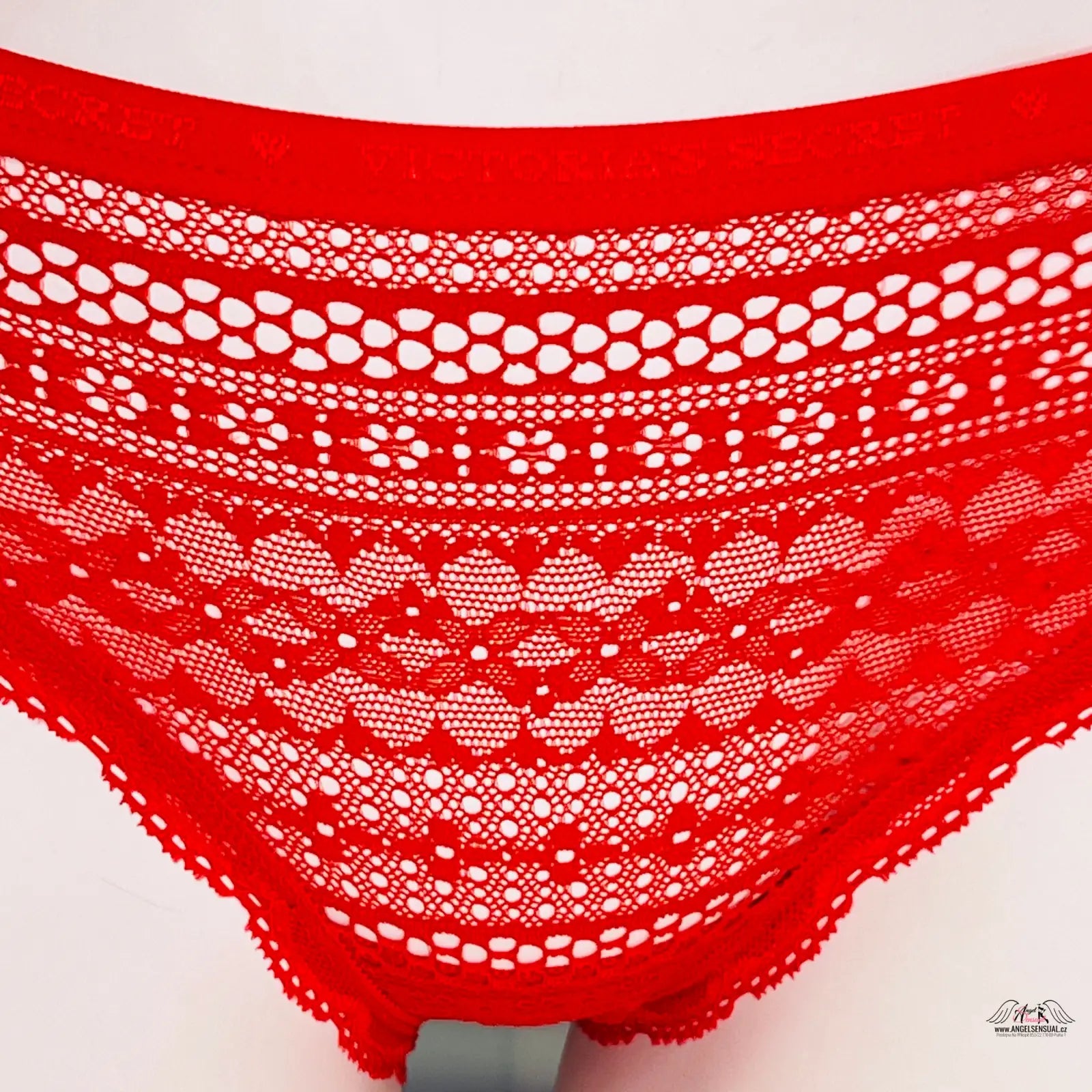 Red lace kalhotky Victoria’s Secret s ozdobnou gumou a nápisem Victoria’s Secret