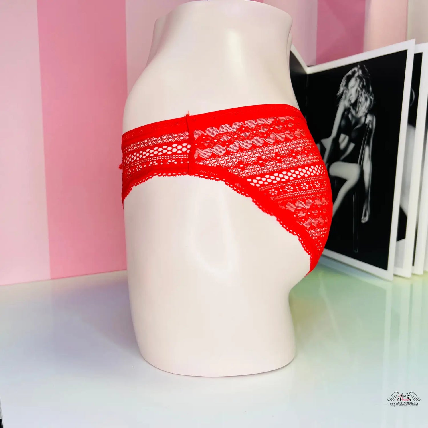 Red lace kalhotky Victoria’s Secret s ozdobnou gumou a nápisem Victoria’s Secret