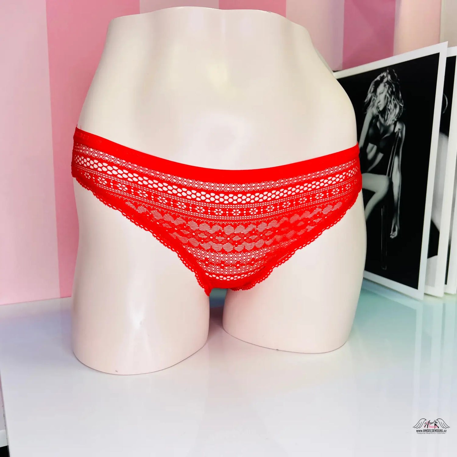 Red lace kalhotky Victoria’s Secret s ozdobnou gumou a nápisem Victoria’s Secret
