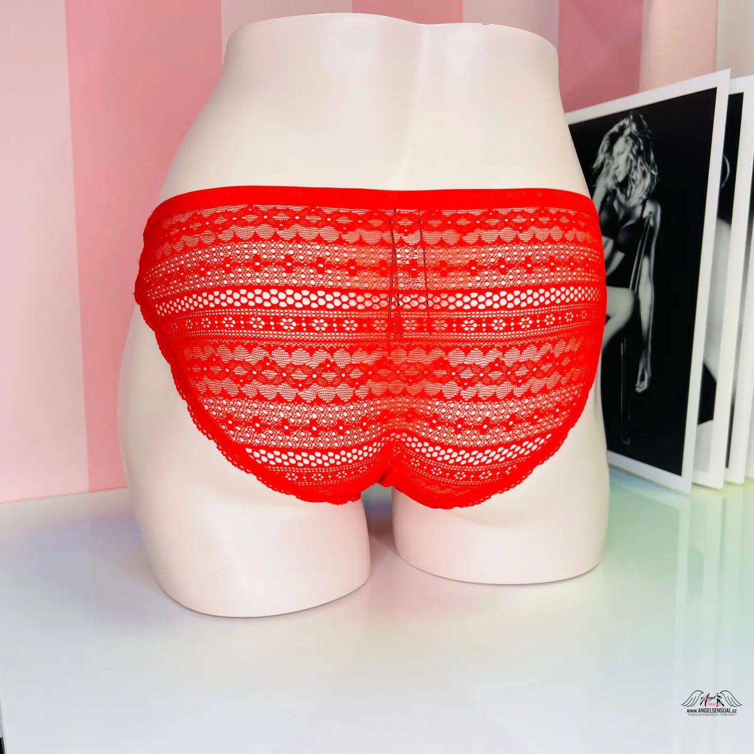 Red lace kalhotky Victoria’s Secret s ozdobnou gumou a nápisem Victoria’s Secret