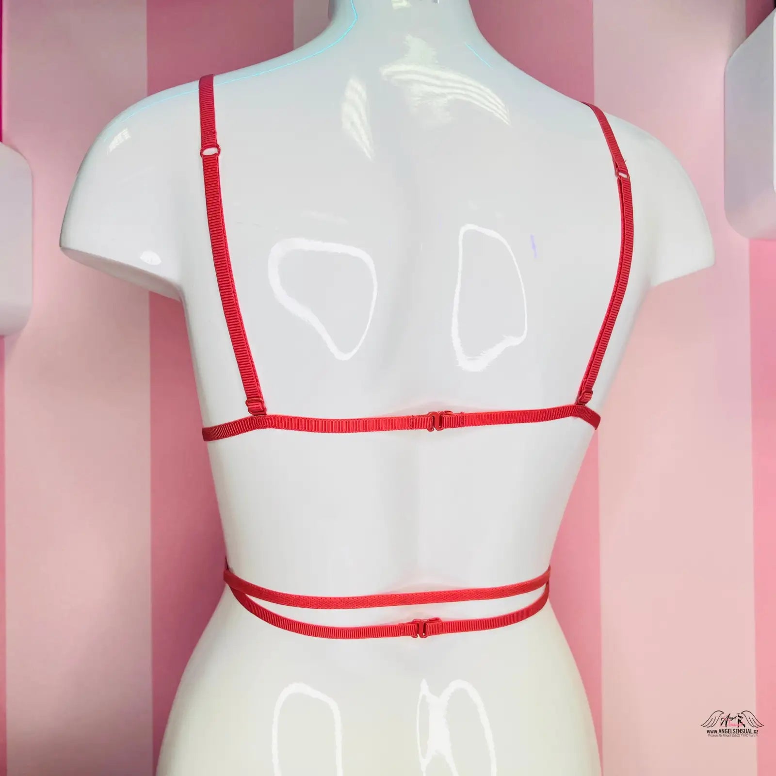 Manekýn s červenou podprsenkou a červenou stuhou z kolekce Victoria’s Secret