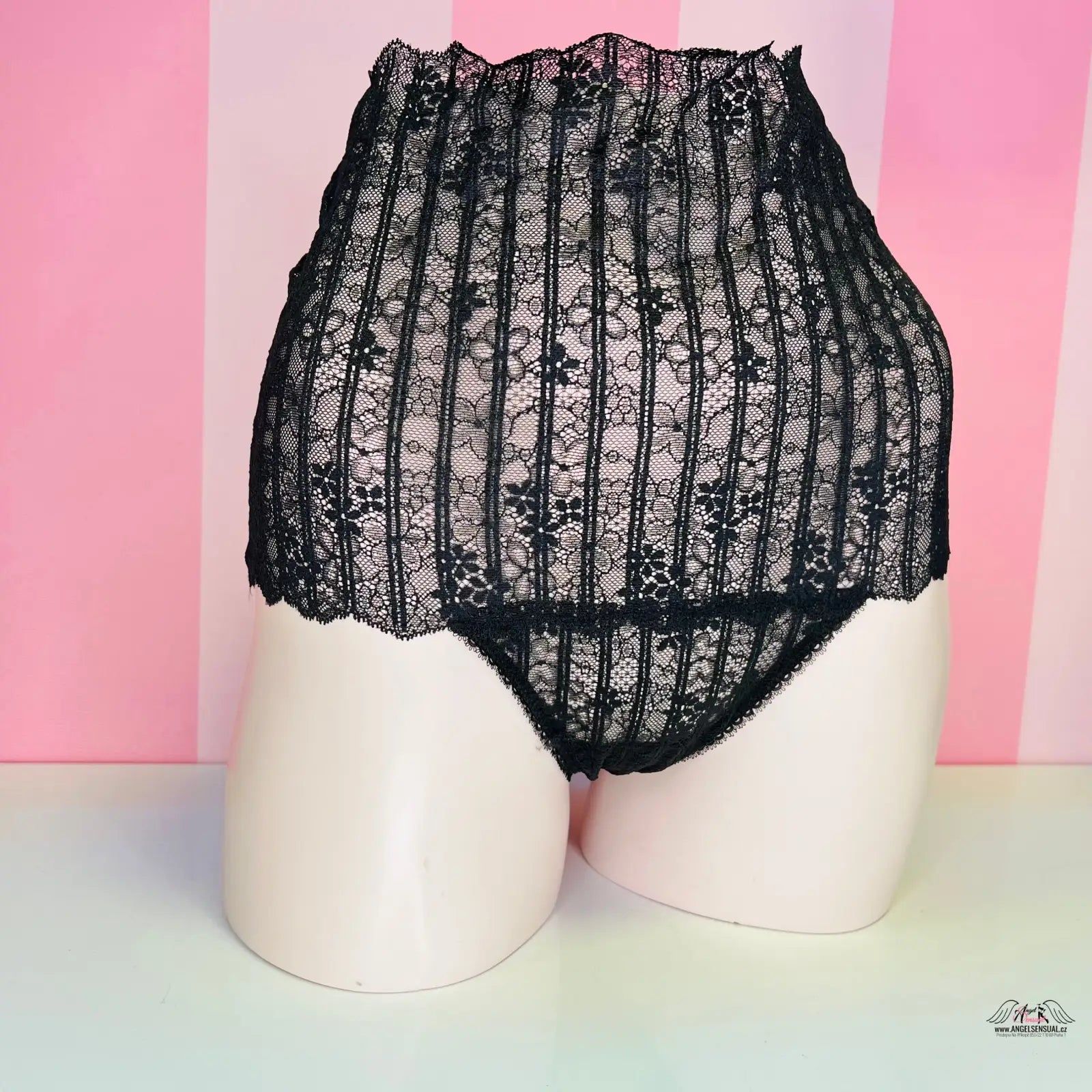 Victoria’s Secret elegantní tanga s vysokým pasem na figuríně, kolekce spodního prádla