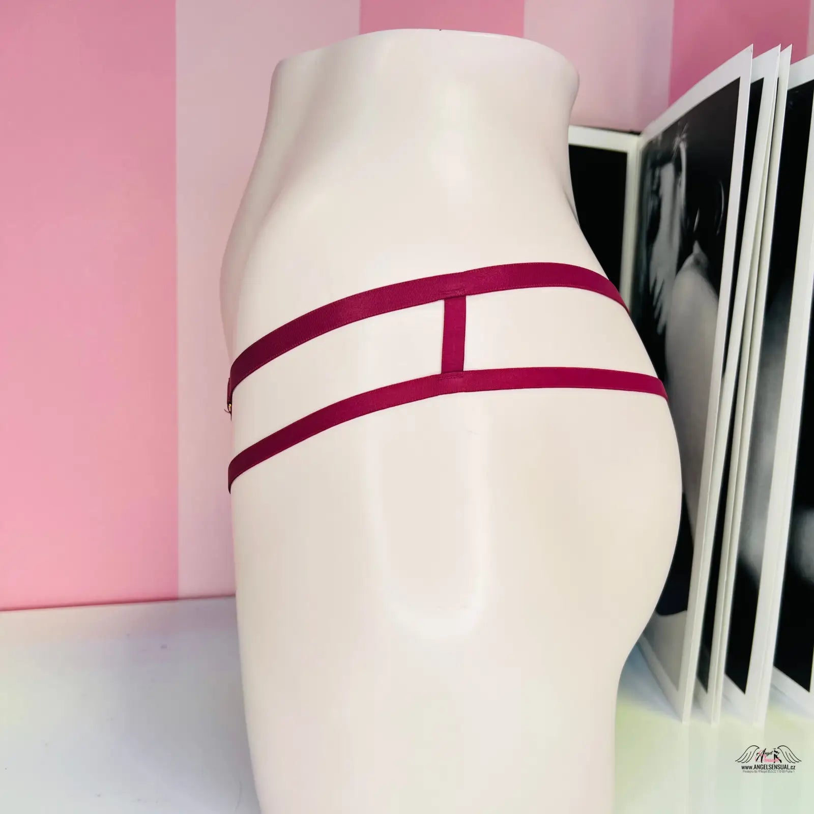 Bílá manekýnka s burgundskými pruhy na elegantně řešených apparel & accessories