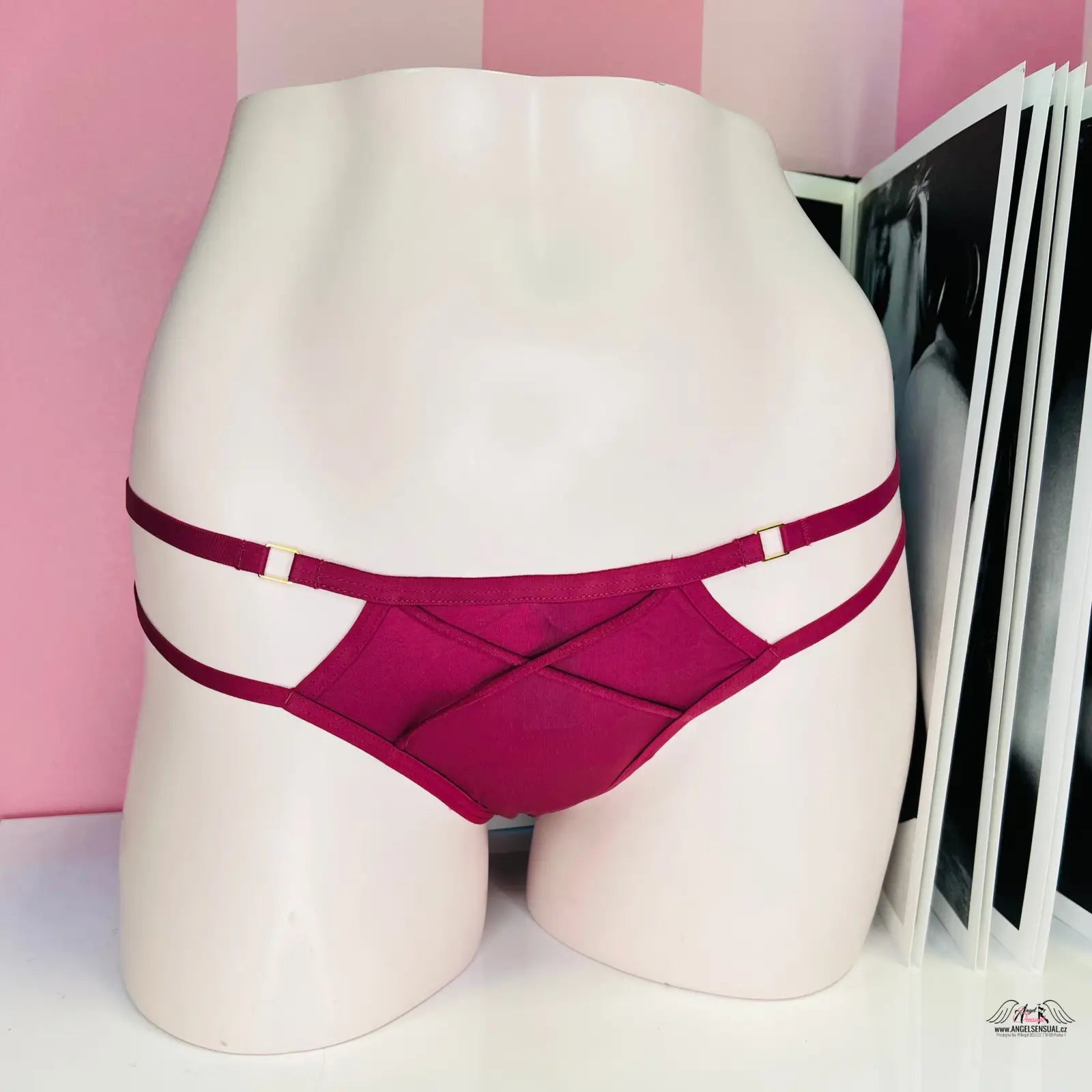 Pink a bílý tanga s úzkými pásky na figuríně, elegantně řešené apparel & accessories