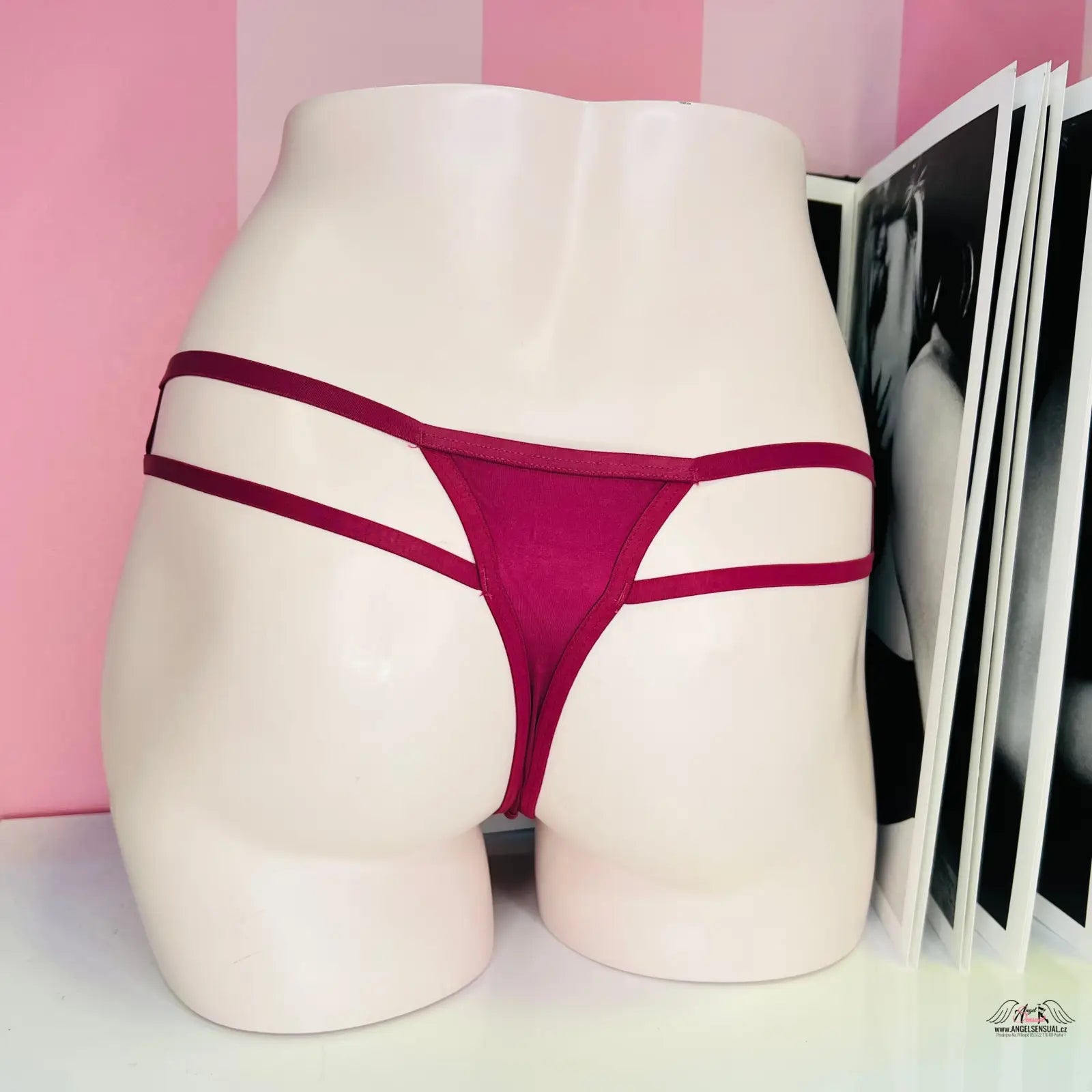 Bílý manekýn s elegantně řešenými magenta úzkými pásky tanga Victoria’s Secret