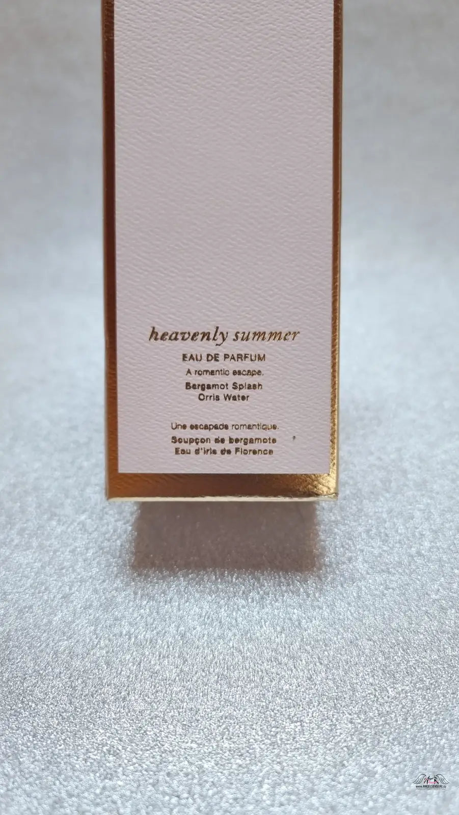 Obal parfému Victoria’s Secret Heavenly Summer s označením Heavenly Summer EDP a jemnými pudrovými odstíny