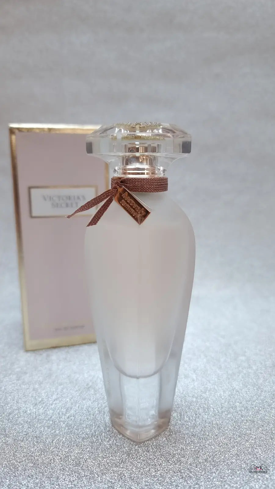 Elegantní parfémová lahvička Victoria’s Secret Heavenly Summer s dekorativní stuhou