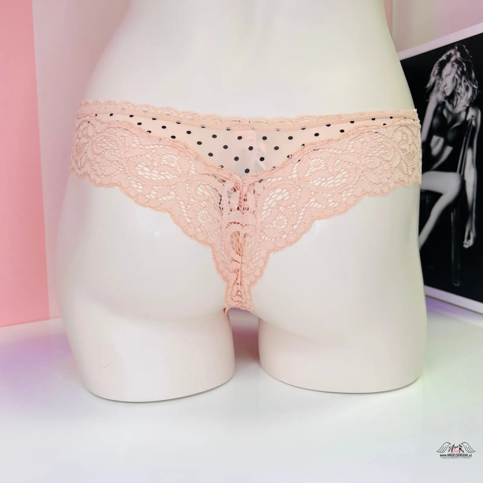 Victoria’s Secret hedvábné tanga s puntíky v meruňkové barvě s černými puntíky