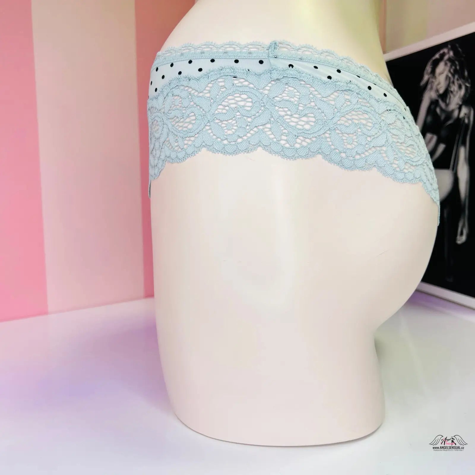 Victoria’s Secret hedvábné tanga s puntíky v světle modré barvě s černými puntíky