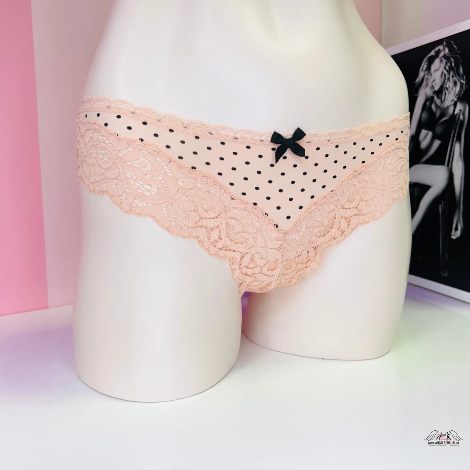 Victoria’s Secret hedvábné tanga s puntíky černými puntíky, pohodlné a stylové
