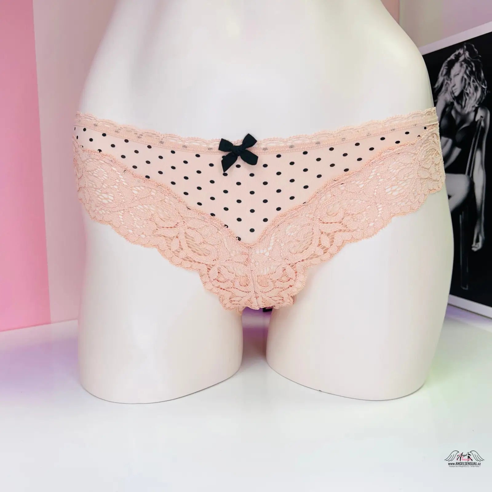 Victoria’s Secret hedvábné tanga s puntíky v různých barvách, s černými puntíky