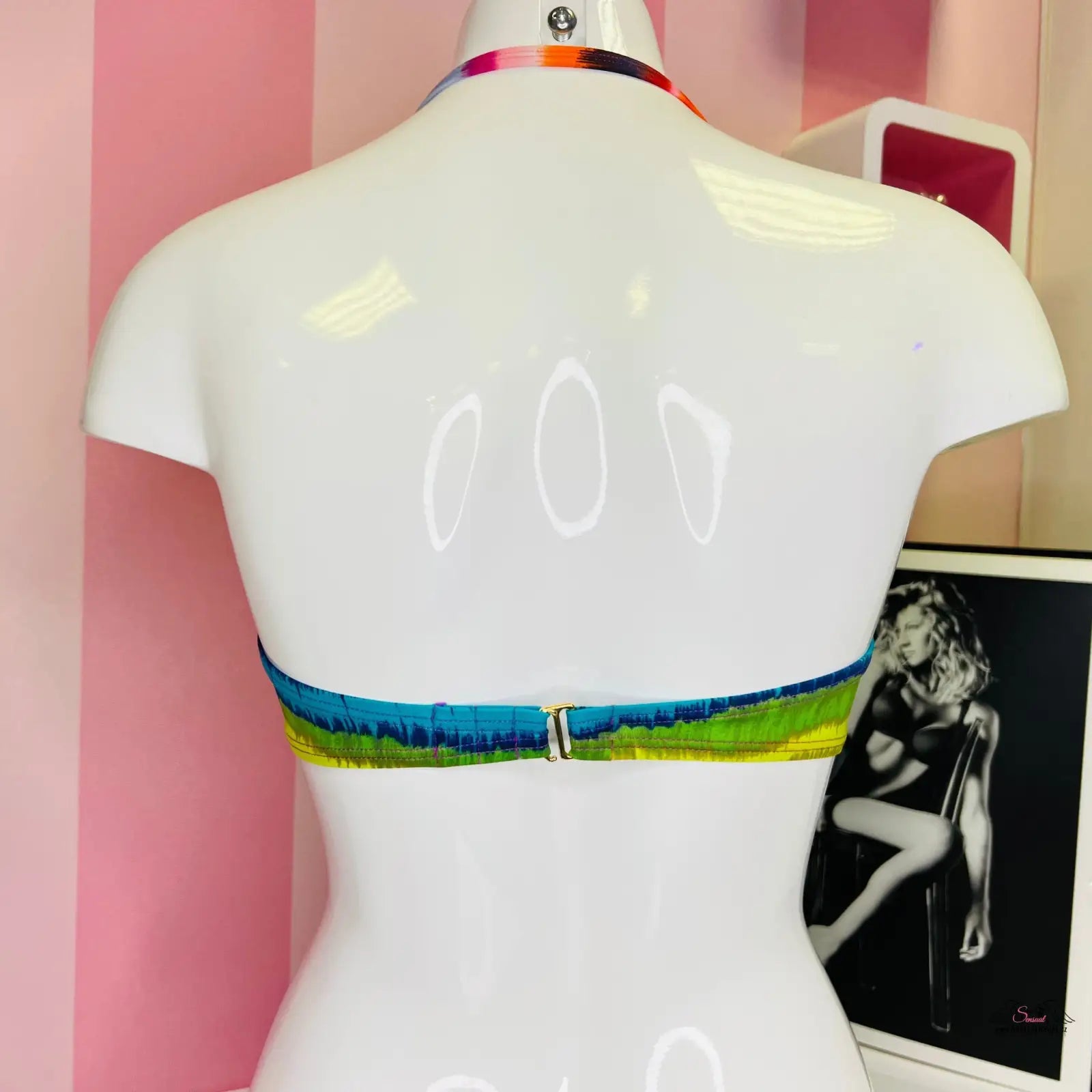 White mannequin torso wearing stylish horní díl plavek s odepínacími ramínky