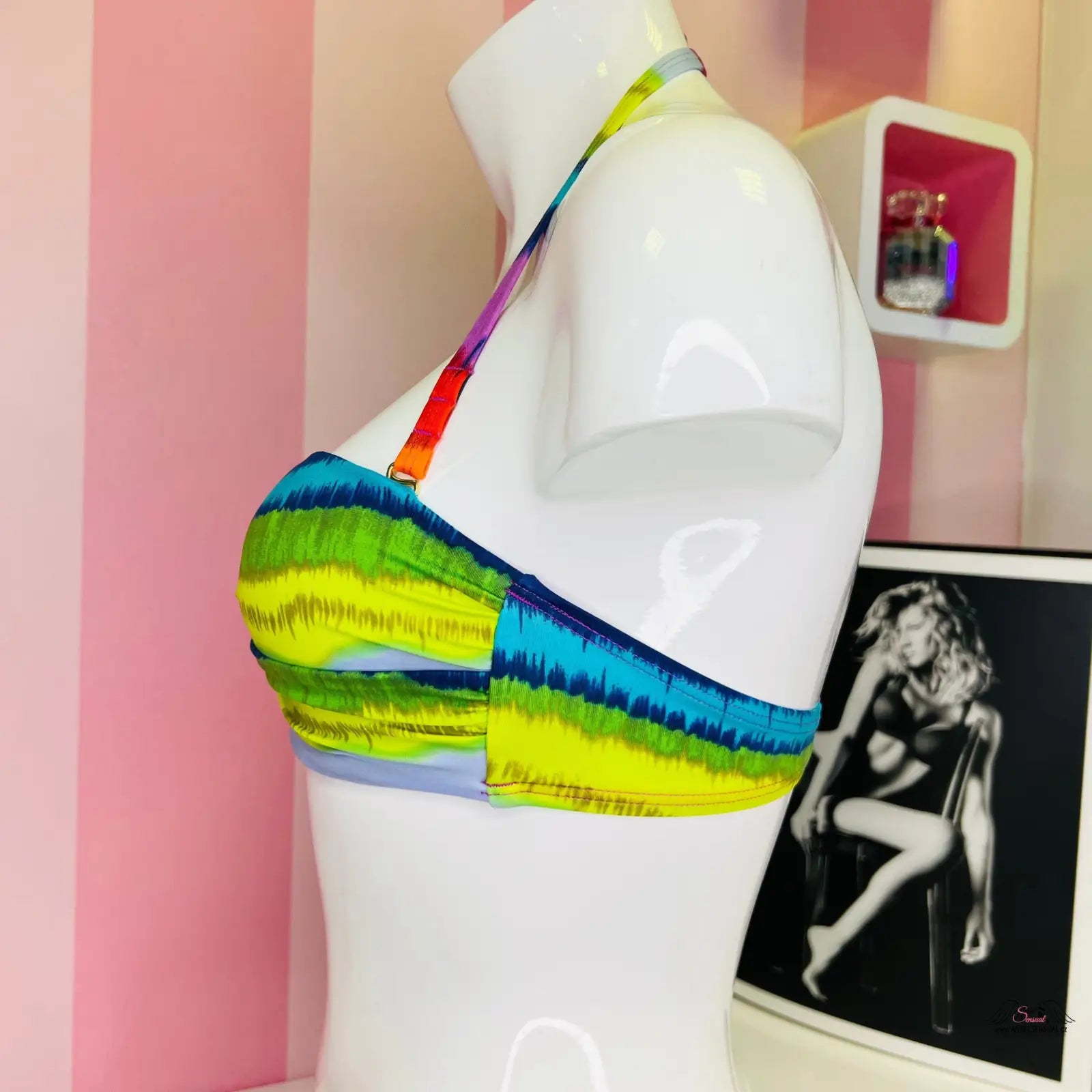 Barevný pruhovaný horní díl plavek s rainbow odepínacími ramínky na bílém modelu