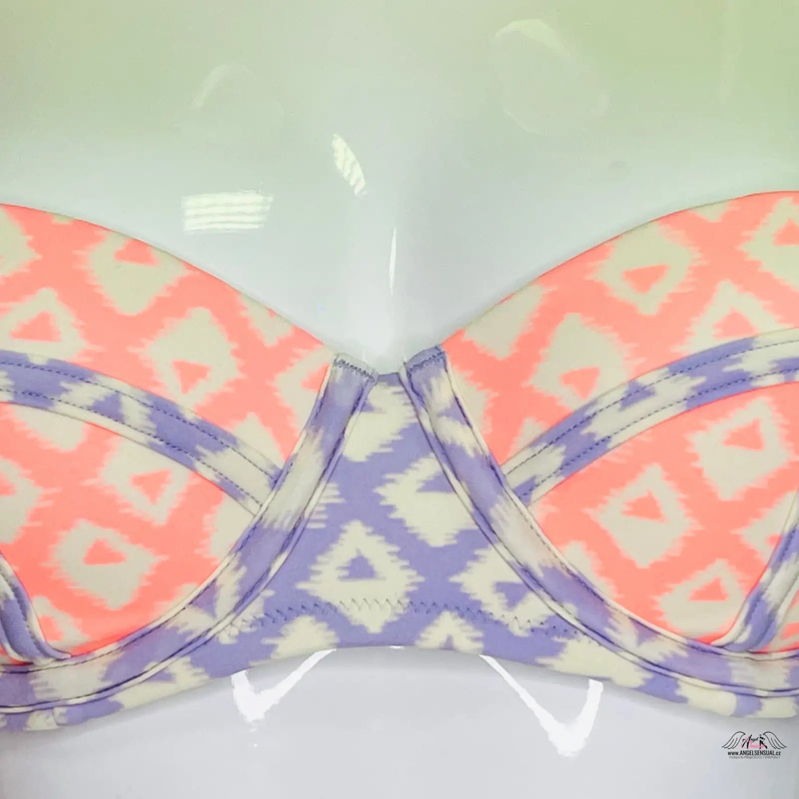 Stylový horní díl plavek Victoria’s Secret s geometrickým vzorem v korálové a levandulové barvě