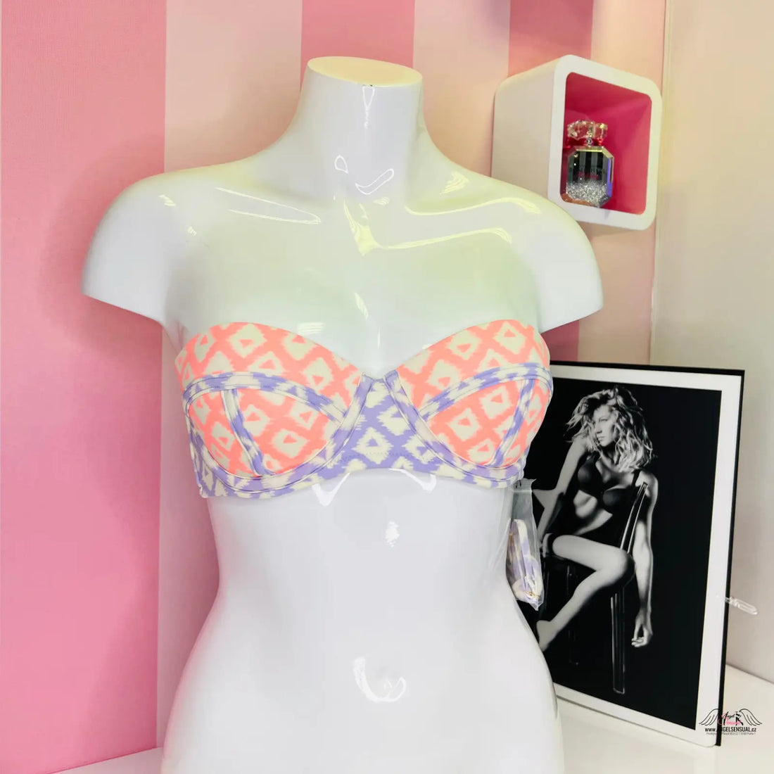 Bílý manekýn s moderním horním dílem plavek Victoria’s Secret Horní Díl Plavek