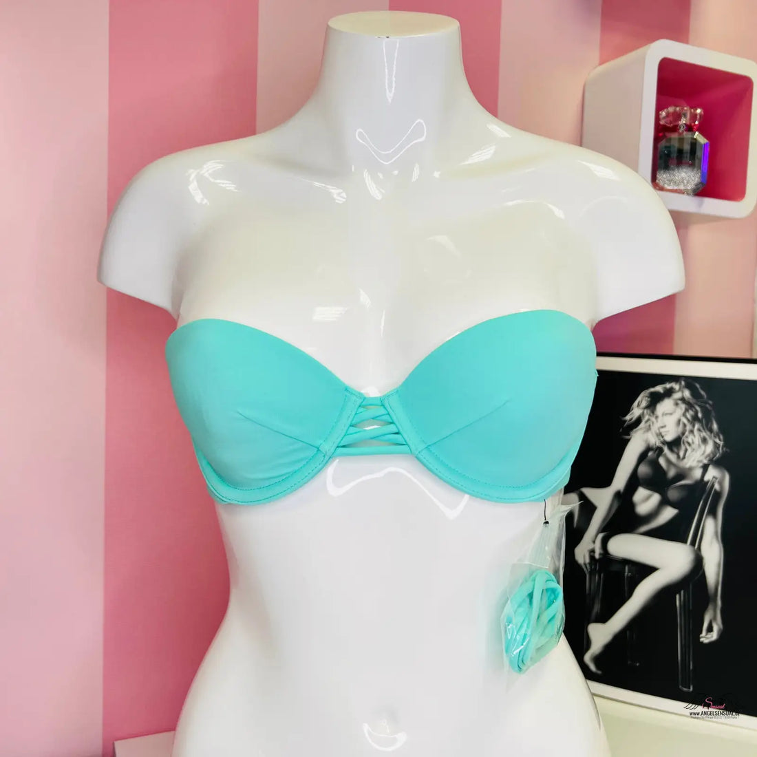 Turquoise strapless horní díl plavek s ozdobnými šňůrkami na bílém manekýnu