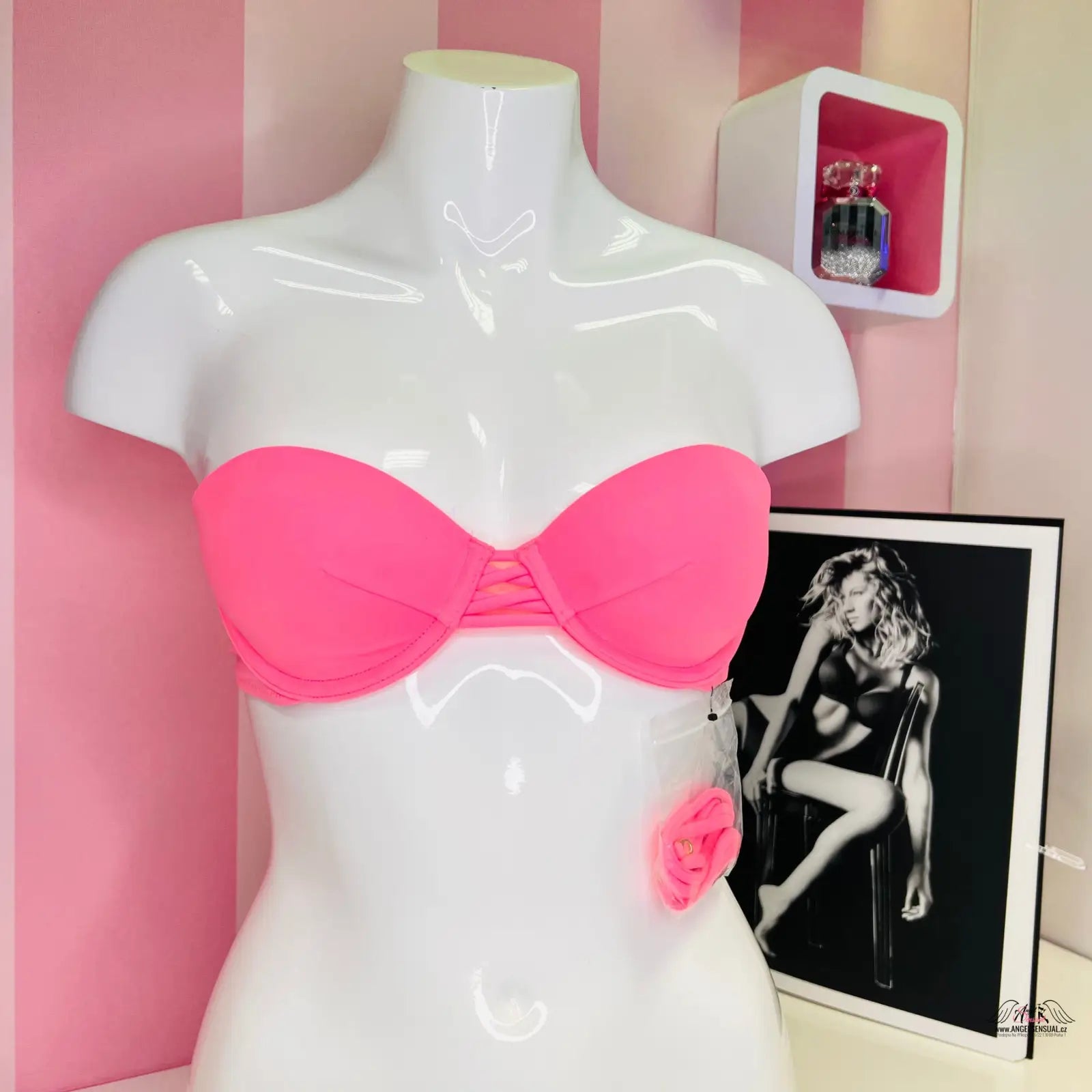 Bílý manekýn s růžovým horním dílem plavek Victoria’s Secret Horní Díl Plavek Více Barev