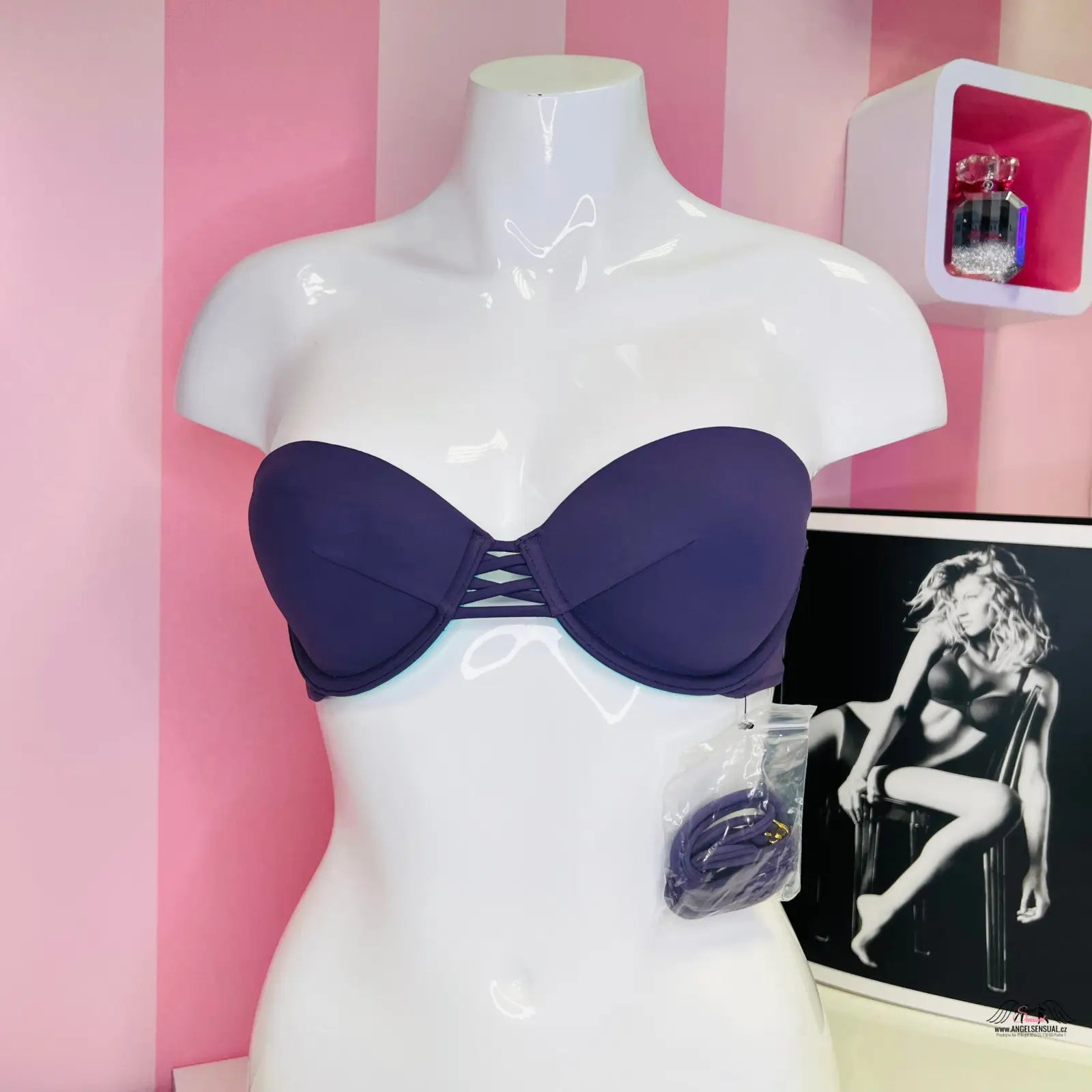 Navy blue strapless horní díl plavek s ozdobnými šňůrkami na bílém manekýnu