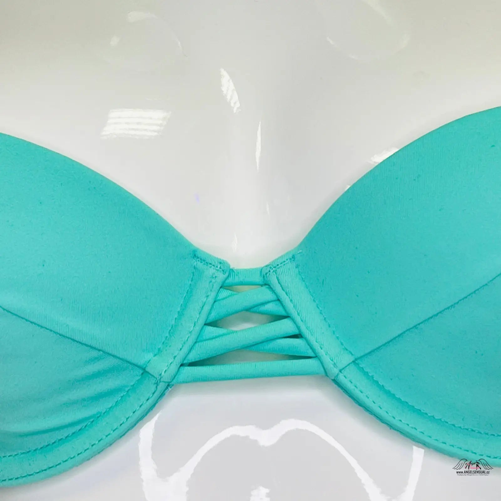 Turquoise horní díl plavek s ozdobnými šňůrkami a kříženým detailem mezi košíčky