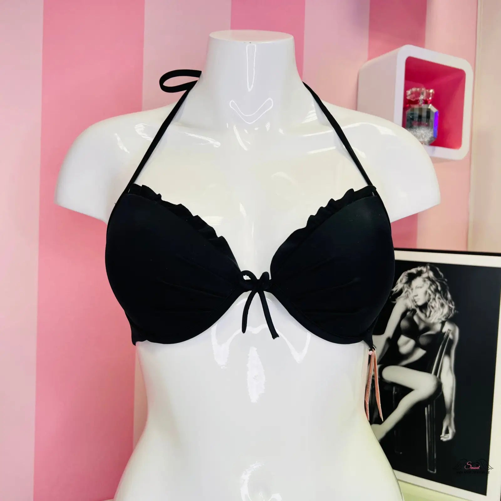 Černý plavkový top Victoria’s Secret s černou mašlí, ideální pro agent provocateur