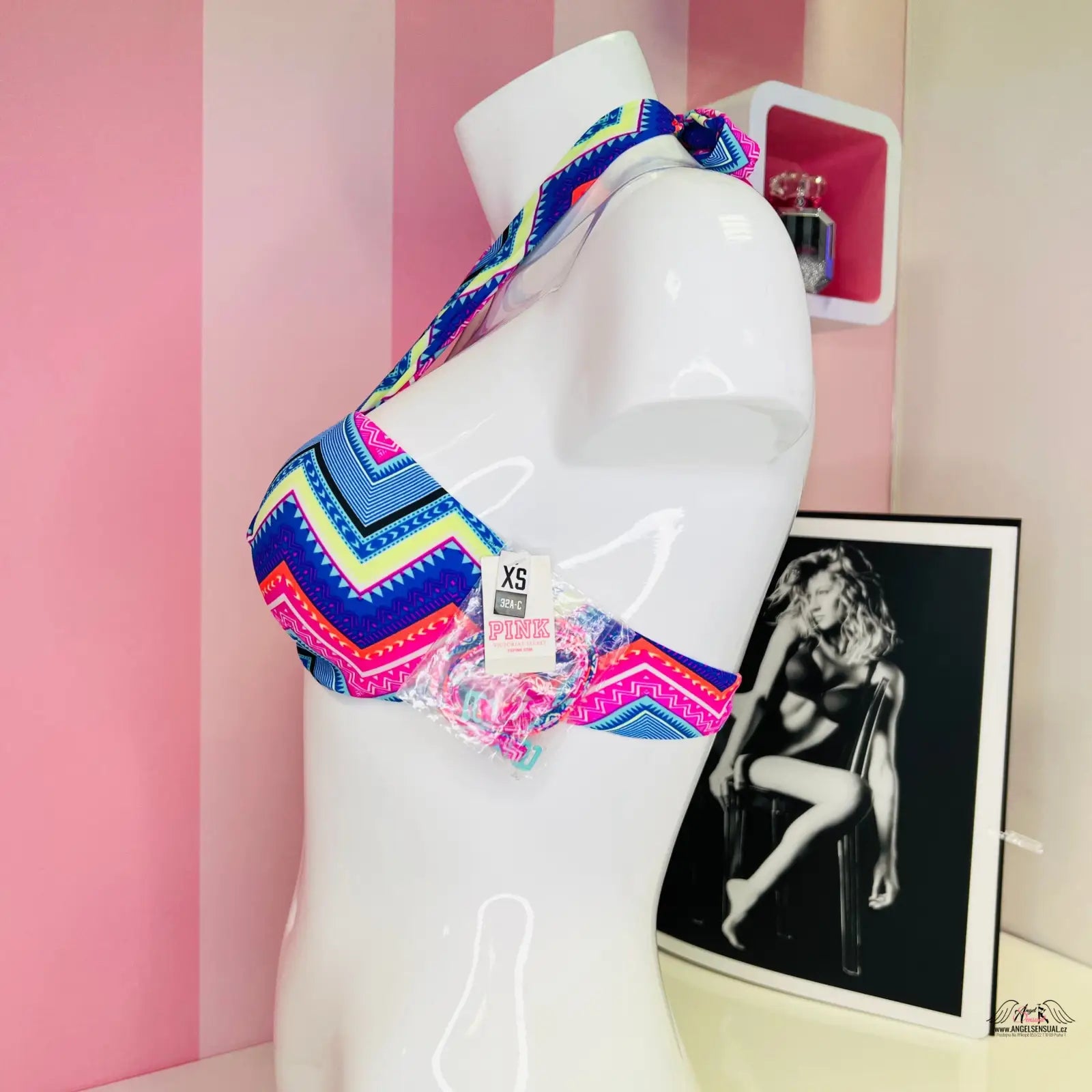 Colorful patterned bikini top s unikátním vázáním na bílém modelu, elegantní modro-bílý horní díl