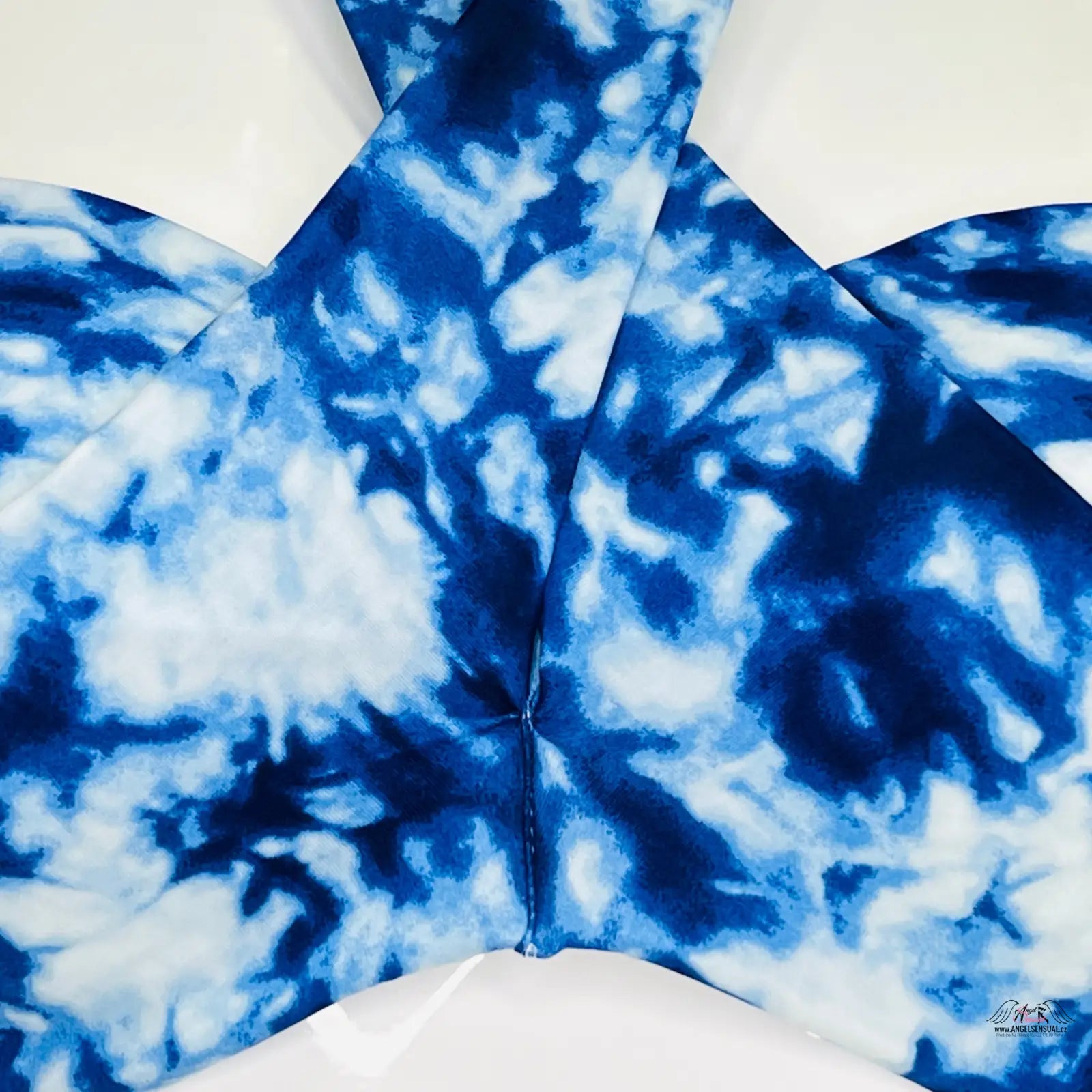 Tie-dyed modro-bílý horní díl plavek s unikátním vázáním, elegantní a stylový