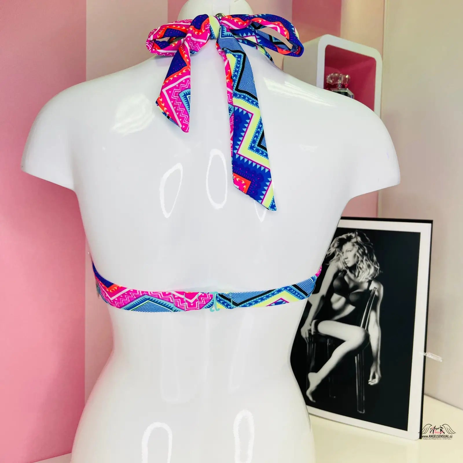 Bílá manekýnská torzo s barevným vzorovaným bikini topem, elegantní modro-bílý horní díl