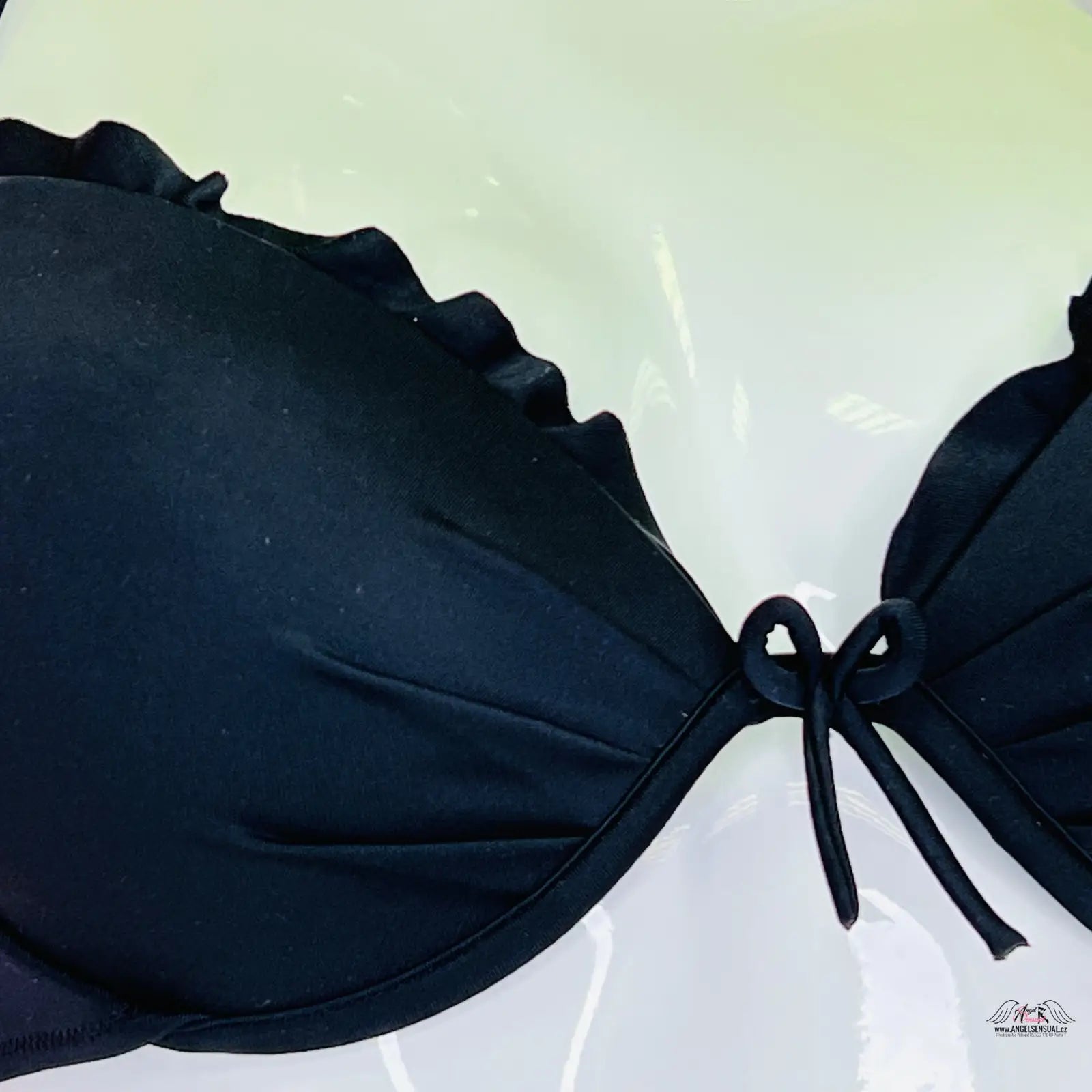 Černý plavkový top Victoria’s Secret s mašlí, ideální pro agent provocateur styl