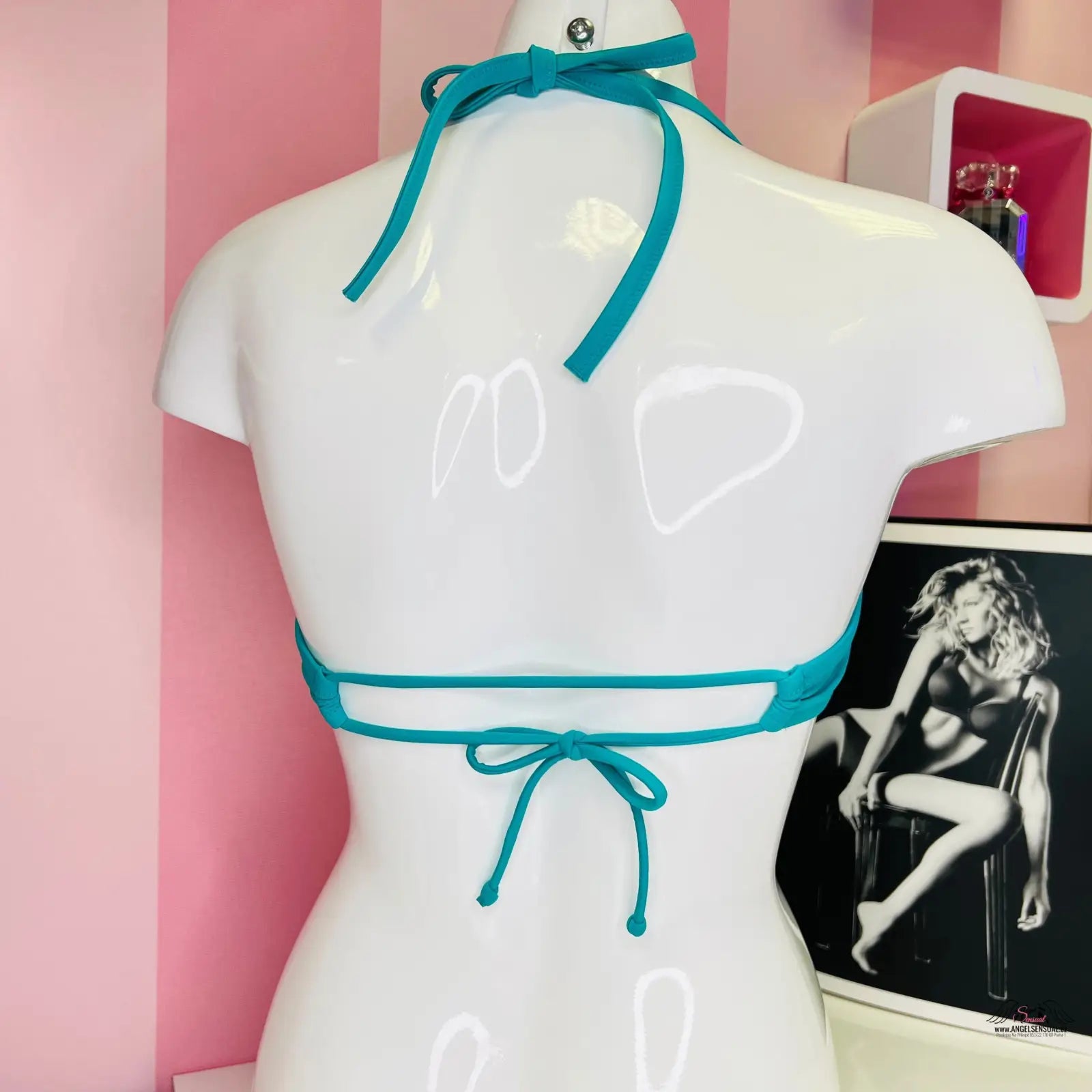 Manekýn s modrým stuhou na plavkovém topu Victoria’s Secret Horní Díl Plavek
