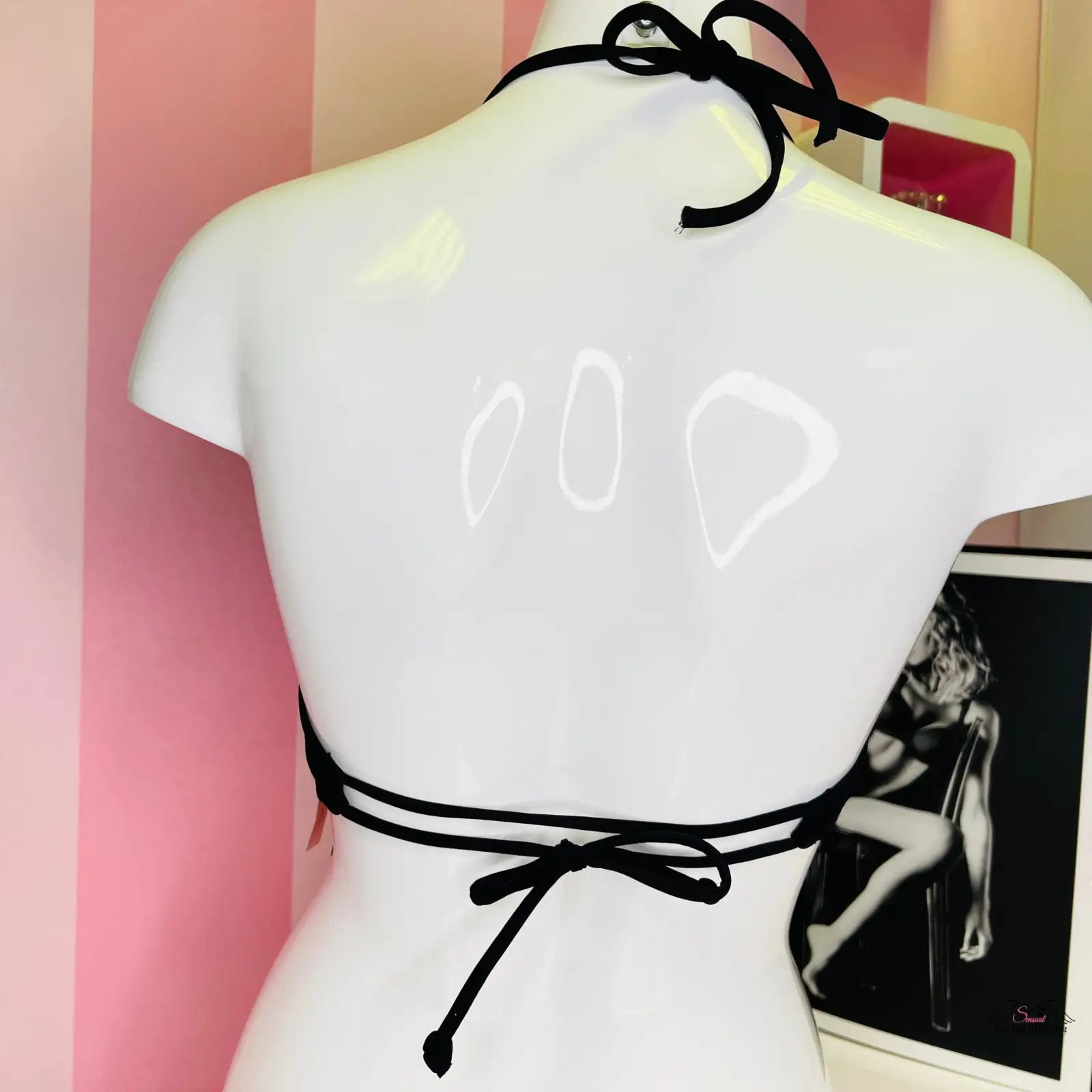 Manekin s černým kravatem na Victoria’s Secret Horní Díl Plavek Více Barev