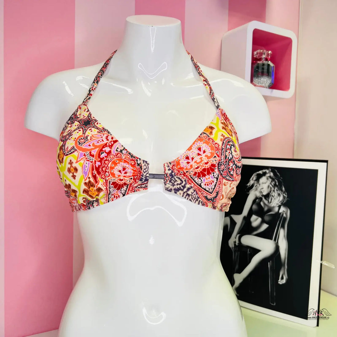 Patterned halter bikini top s fialovou aplikací, elegantní horní díl plavek