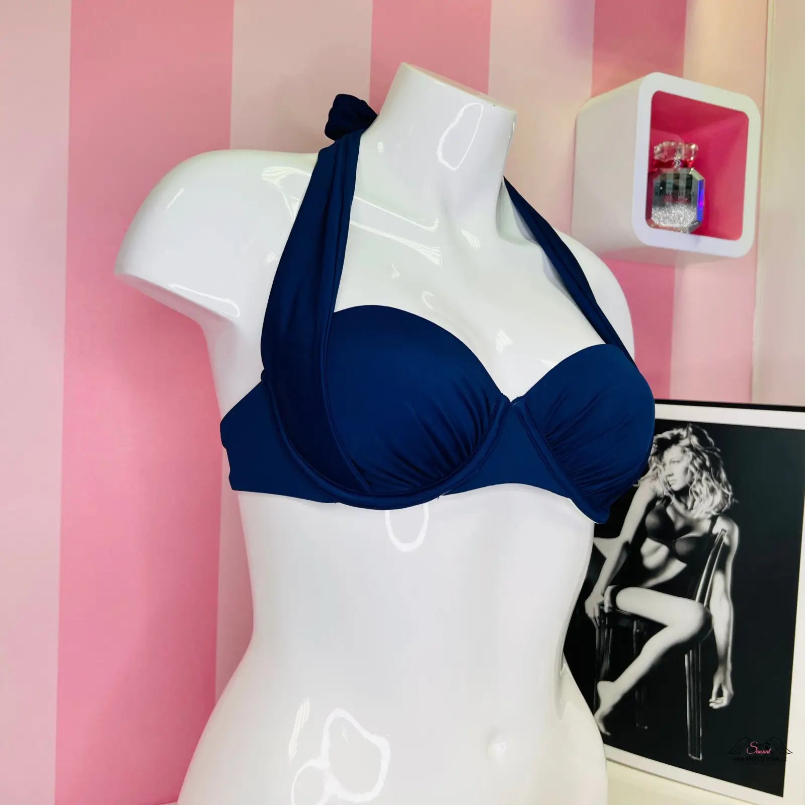 Bílý manekýn s navlečeným navy modrým horním dílem plavek Victoria’s Secret Horní Díl Plavek Kolem Krku