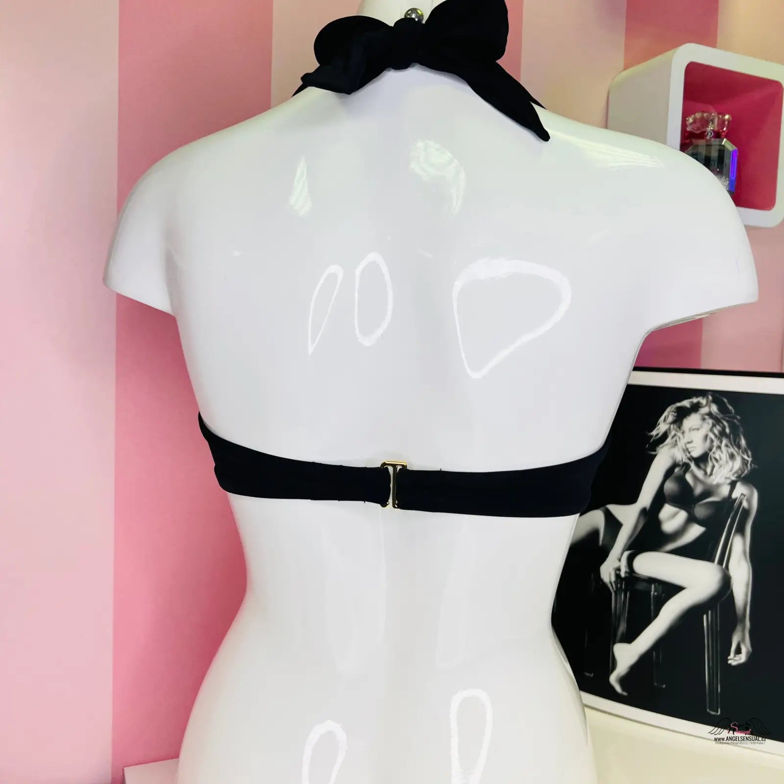 Bílý manekýn s černým motýlkem na horním díle plavek Victoria’s Secret