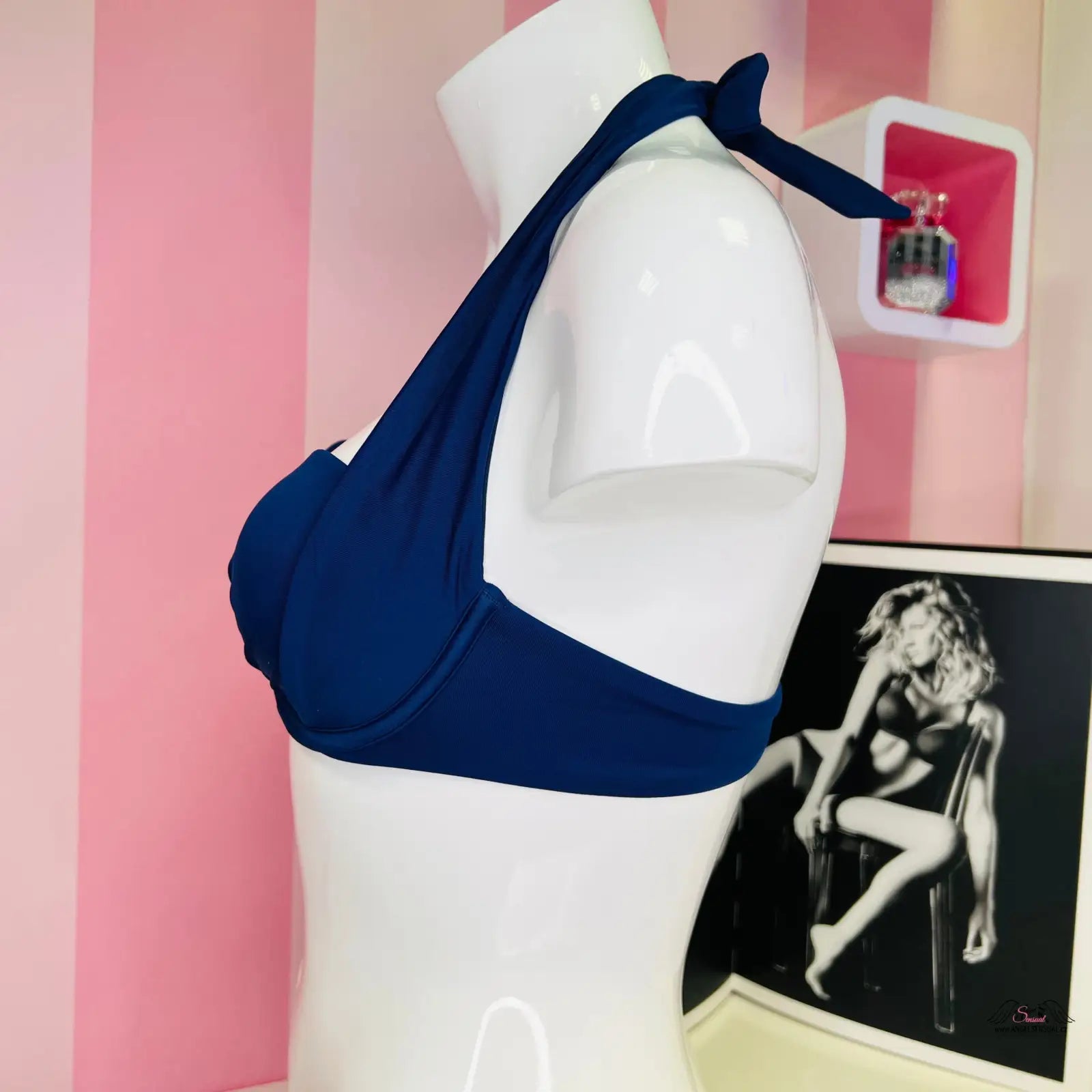 Navy modrý horní díl plavek typu halter na bílém manekýnu, Victoria’s Secret