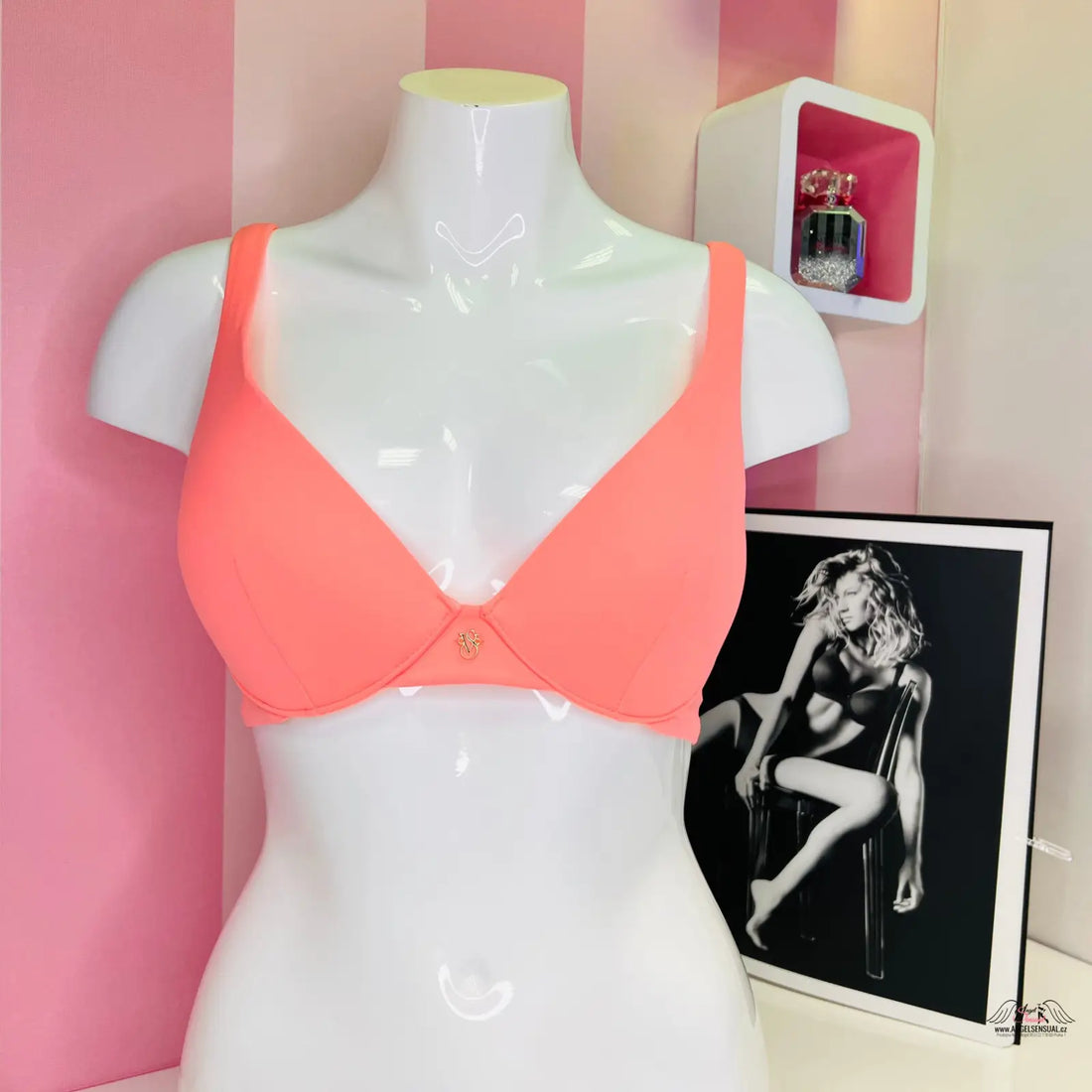 Korálový elegantní horní díl plavek s jemnou zlatou ozdobou na bílém manekýnu