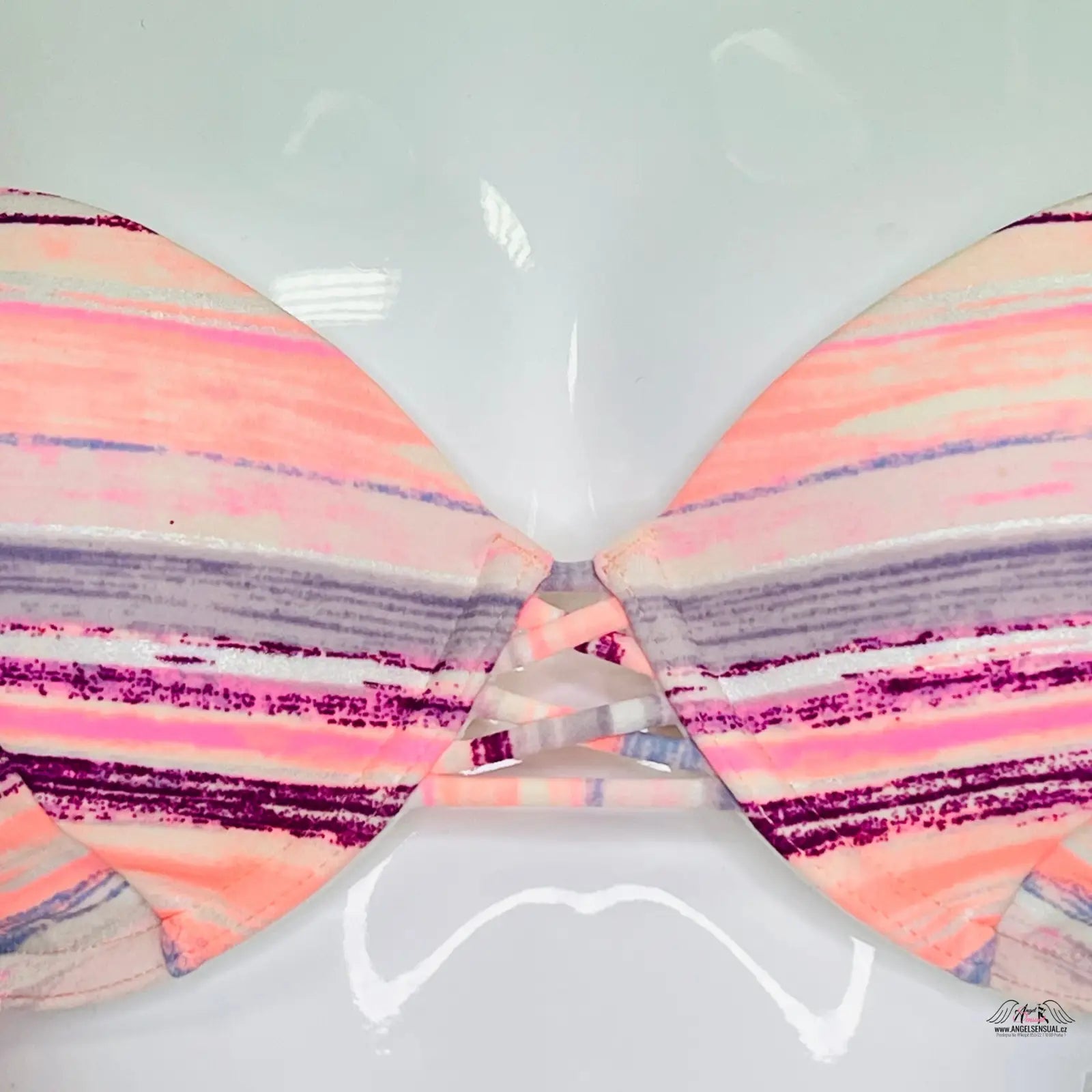 Stylizovaný tvar motýla s pastelovými pruhy na barevném horním díle plavek Victoria’s Secret Horní Díl Plavek Push-Up pro zvýraznění křivek