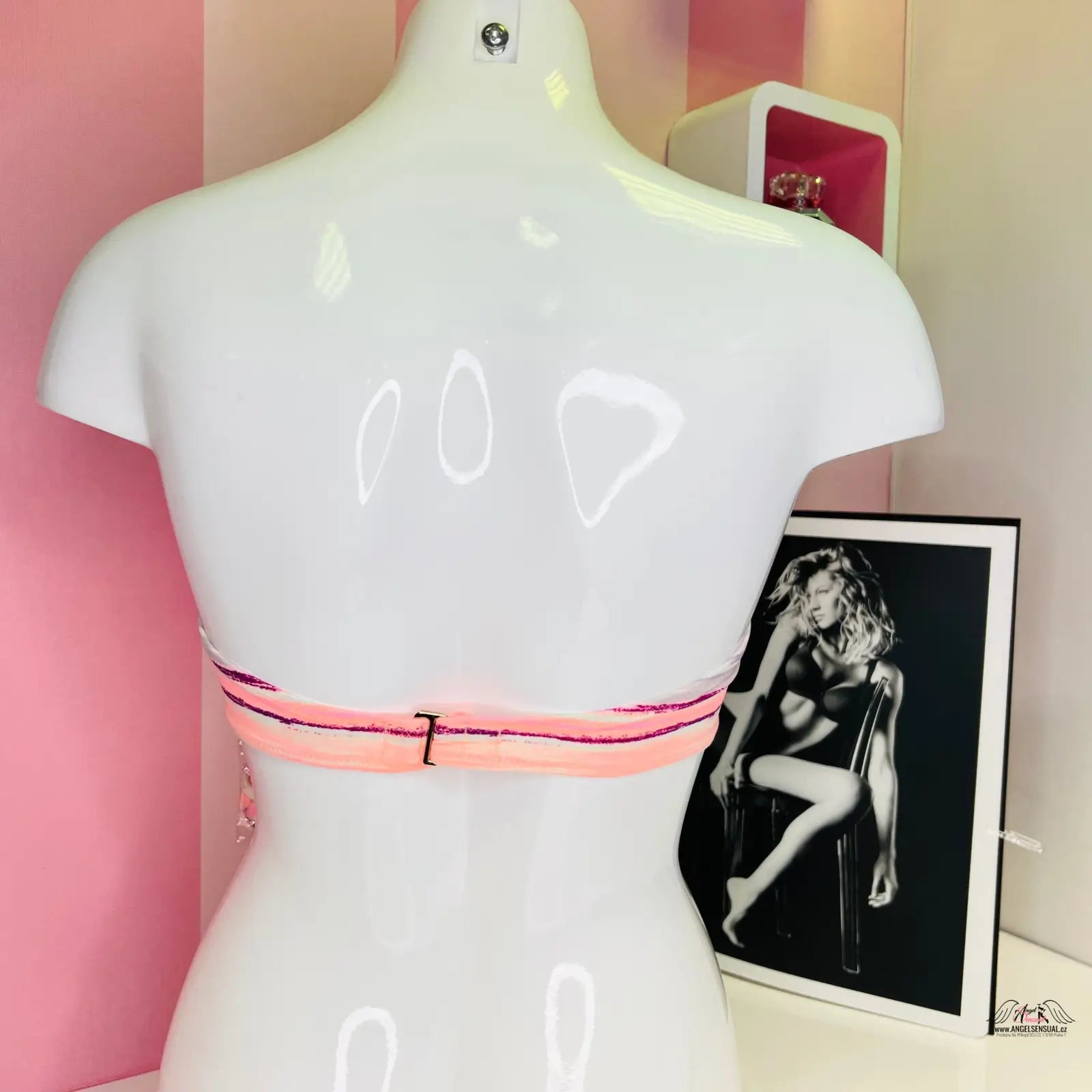 Bílý manekýn s růžovým podprsenkovým popruhem, zvýraznění křivek, Victoria’s Secret