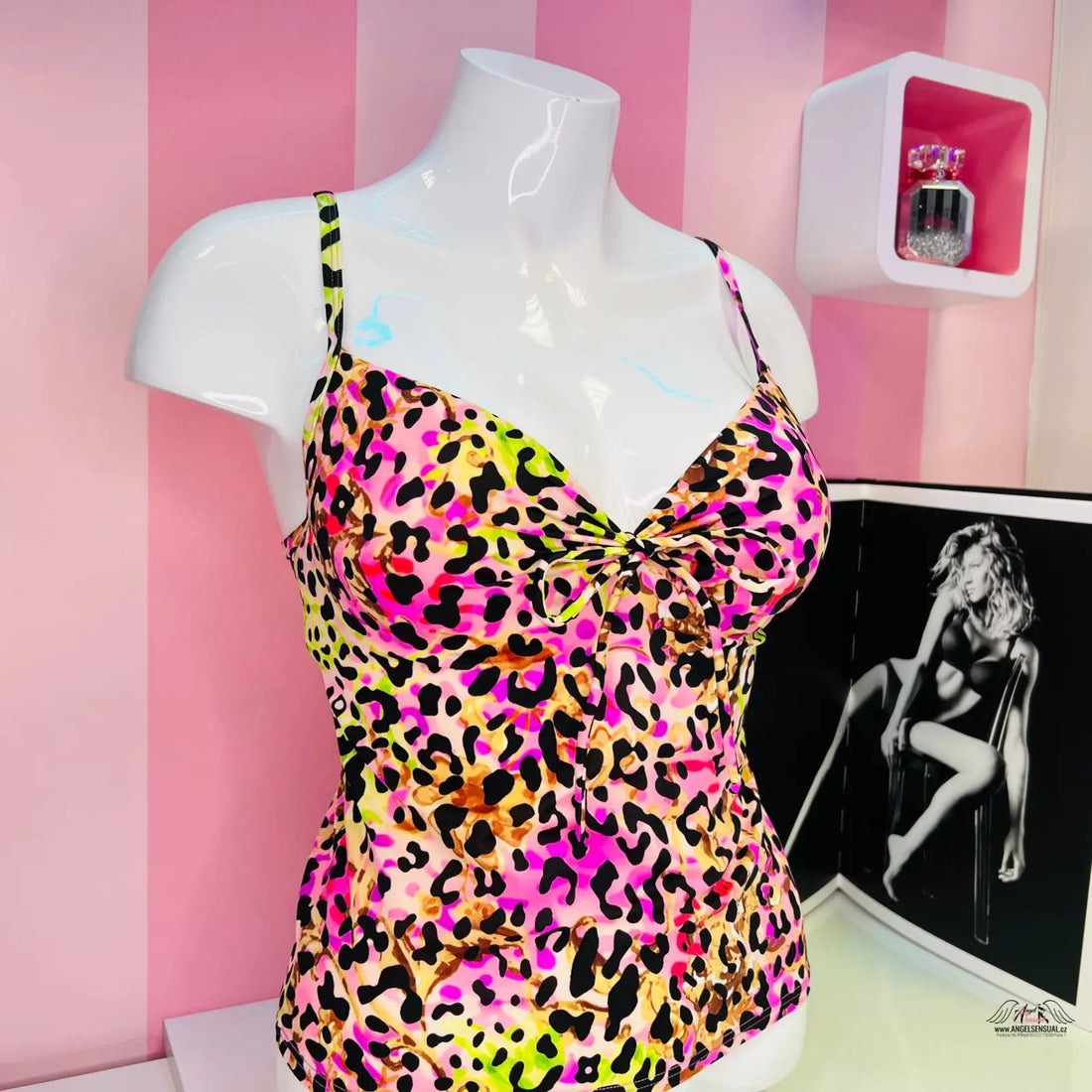 Neon růžový a žlutý leopardí horní díl plavek s push-up efektem na bílém modelu