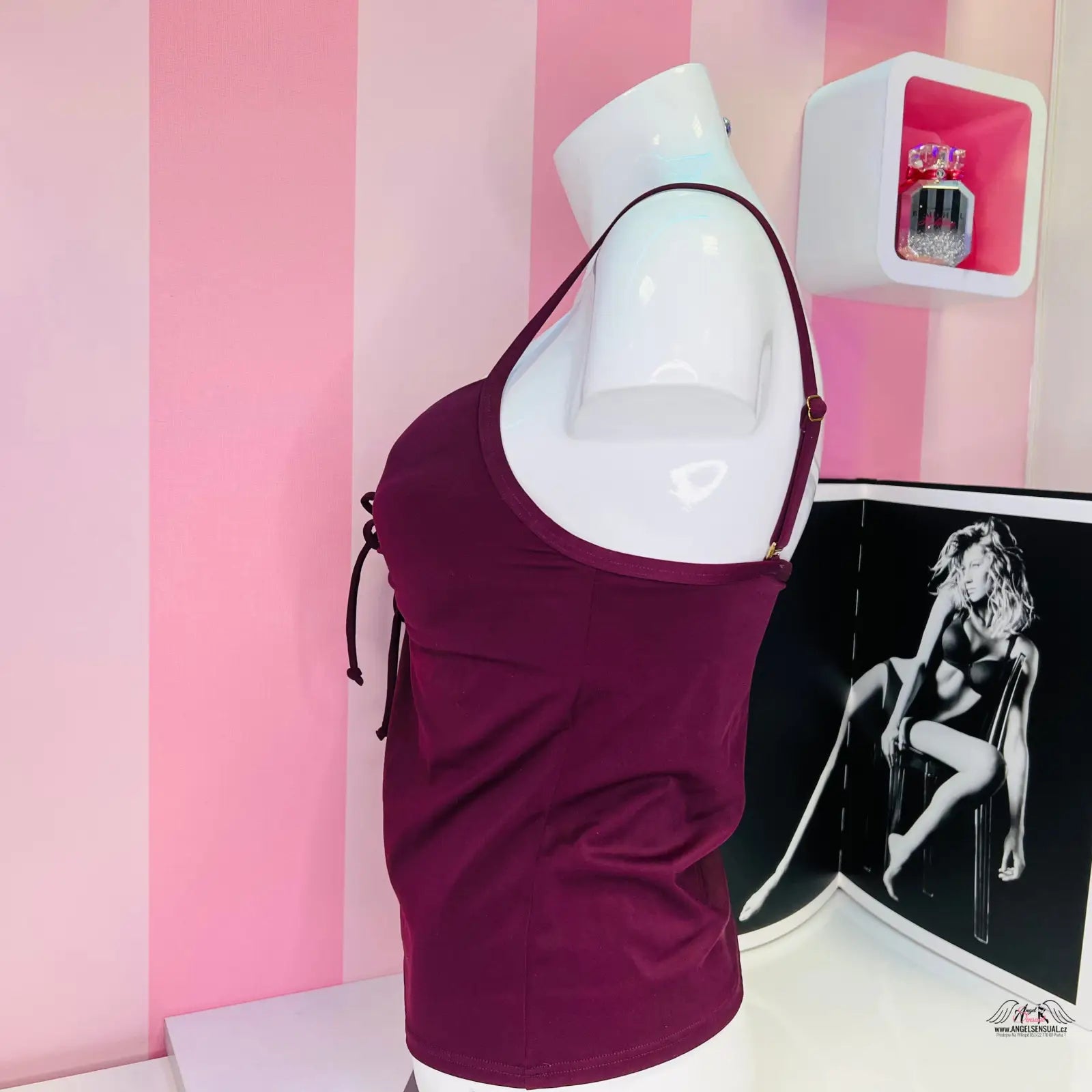 Burgundy horní díl plavek s push-up efektem na bílém manekýnu pro dokonalý dekolt