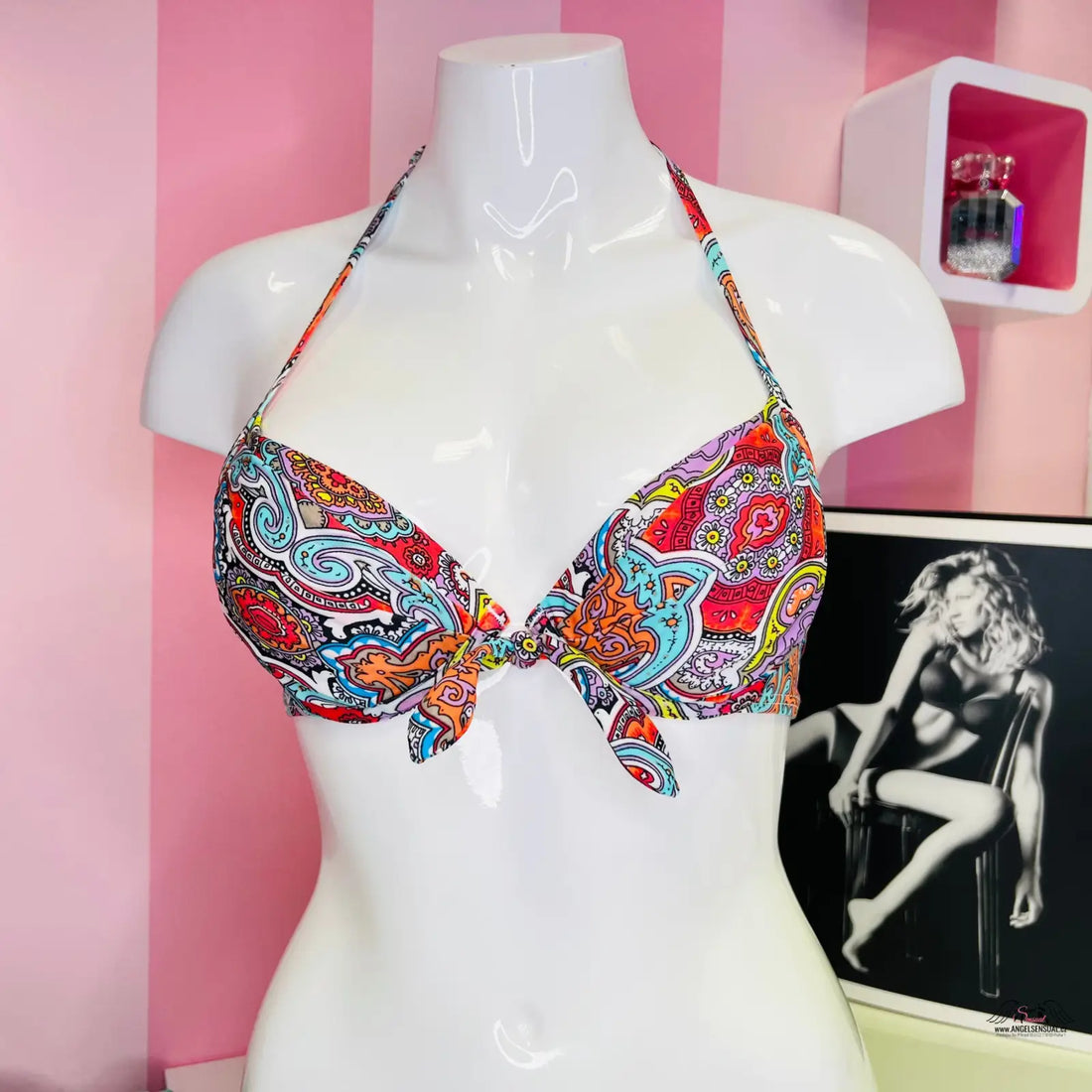 Colorful paisley-patterned halter bikini top naší pestrobarevným horním dílem plavek