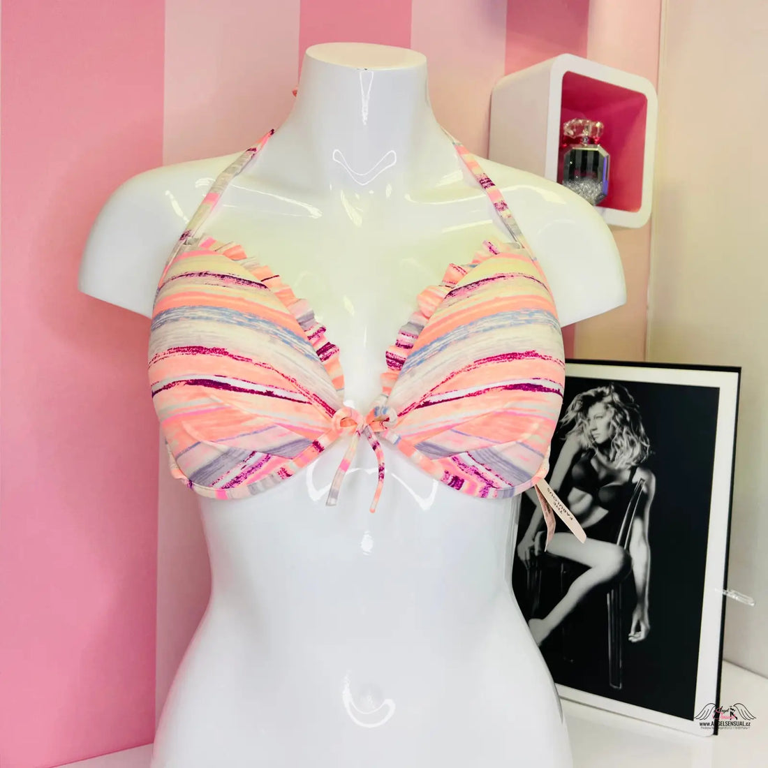 Pastelově barevný horní díl plavek s pruhy na bílém manekýnu