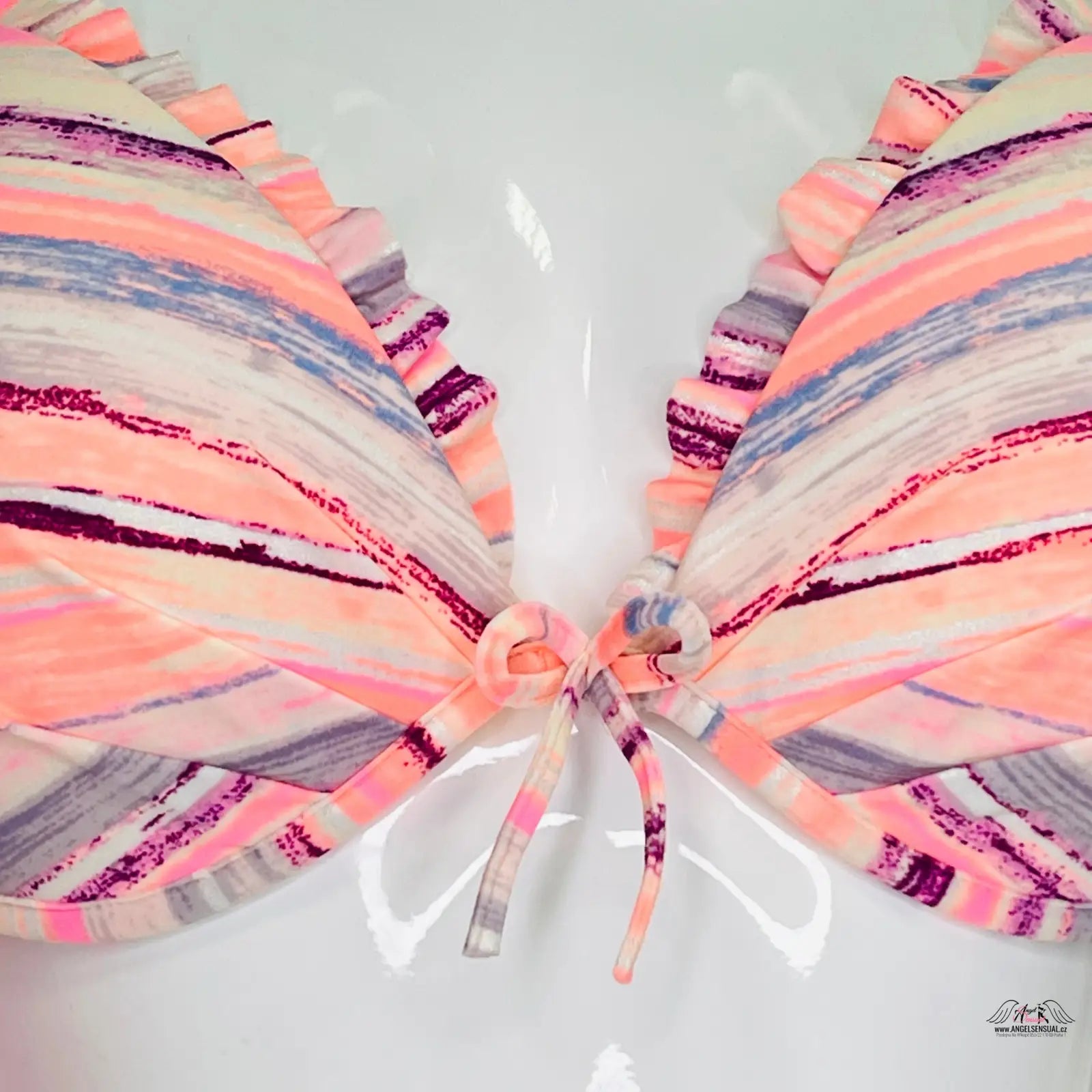 Stylizovaný motýl s pastelově pruhovanými křídly na barevném horním díle plavek Victoria’s Secret