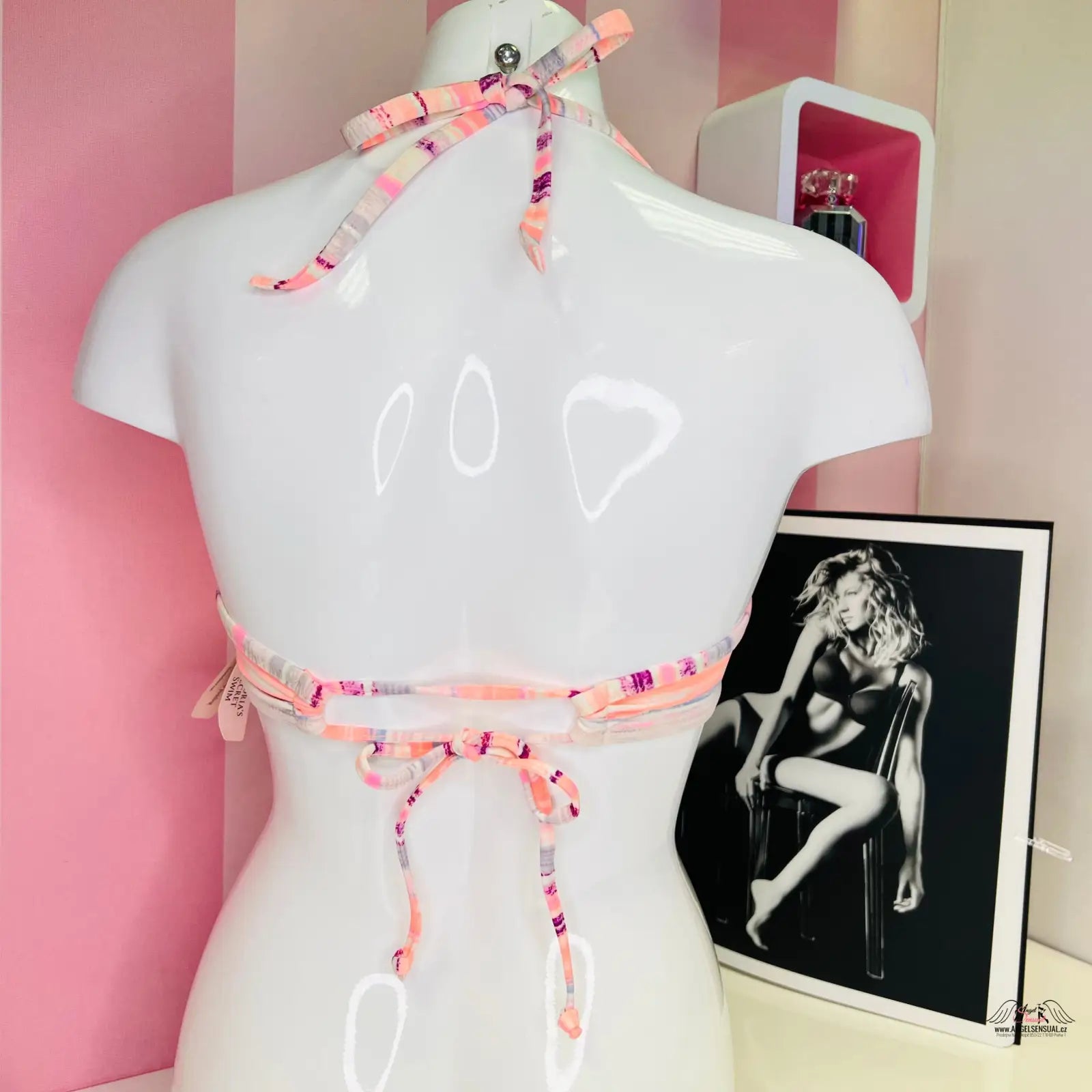 Bílá manekýnská torza s růžovým pruhovaným horním dílem plavek Victoria’s Secret